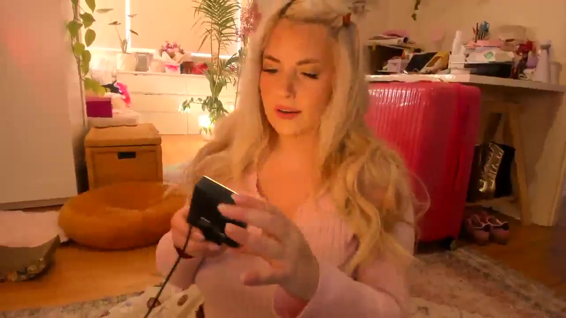 Gallery image thumbnail from Fun_Nikki's myfreecams stream on, 05/29/2024, 24:01 image 18 of 20