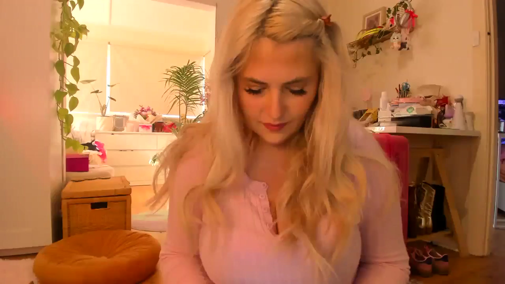 Gallery image thumbnail from Fun_Nikki's myfreecams stream on, 05/29/2024, 24:01 image 19 of 20