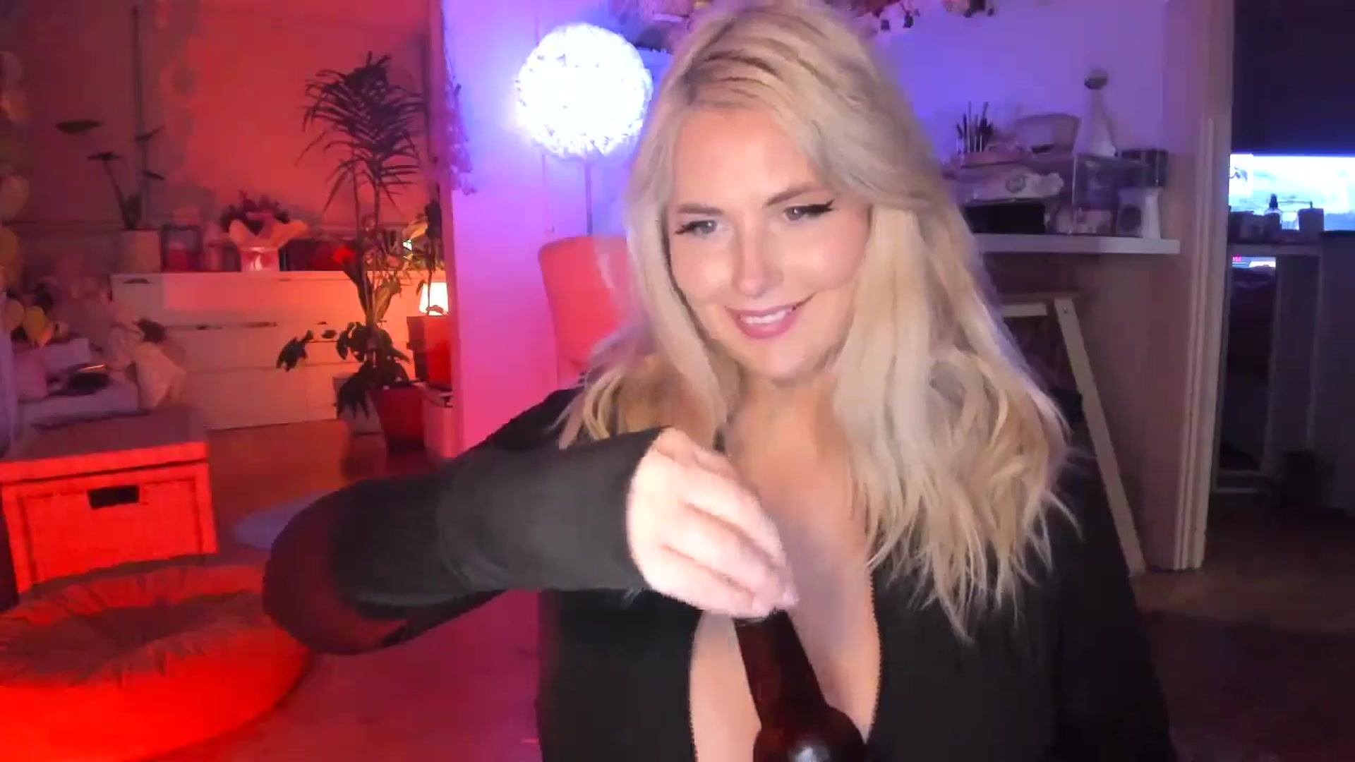 Gallery image thumbnail from Fun_Nikki's myfreecams stream on, 05/30/2024, 10:08 image 6 of 20