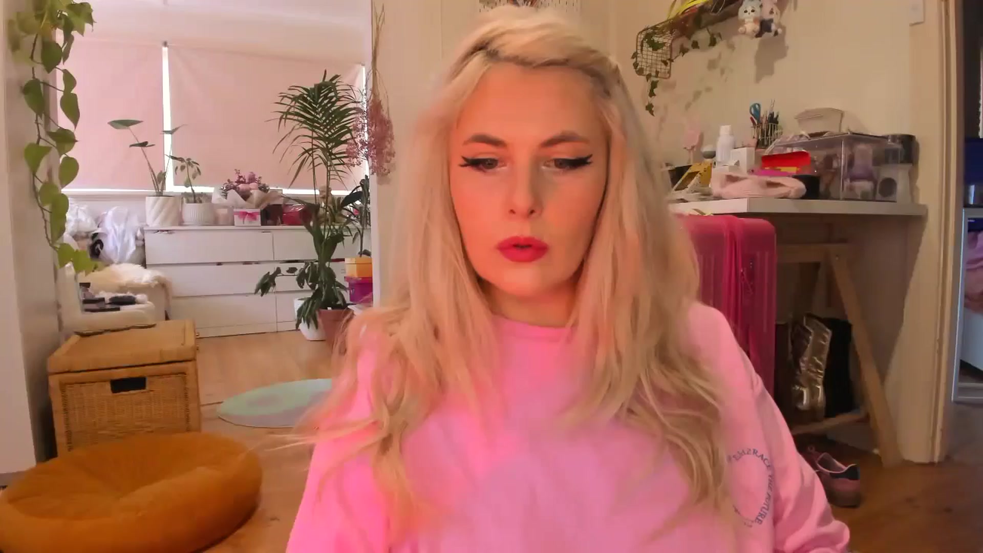 Gallery image thumbnail from Fun_Nikki's myfreecams stream on, 05/31/2024, 24:01 image 18 of 20