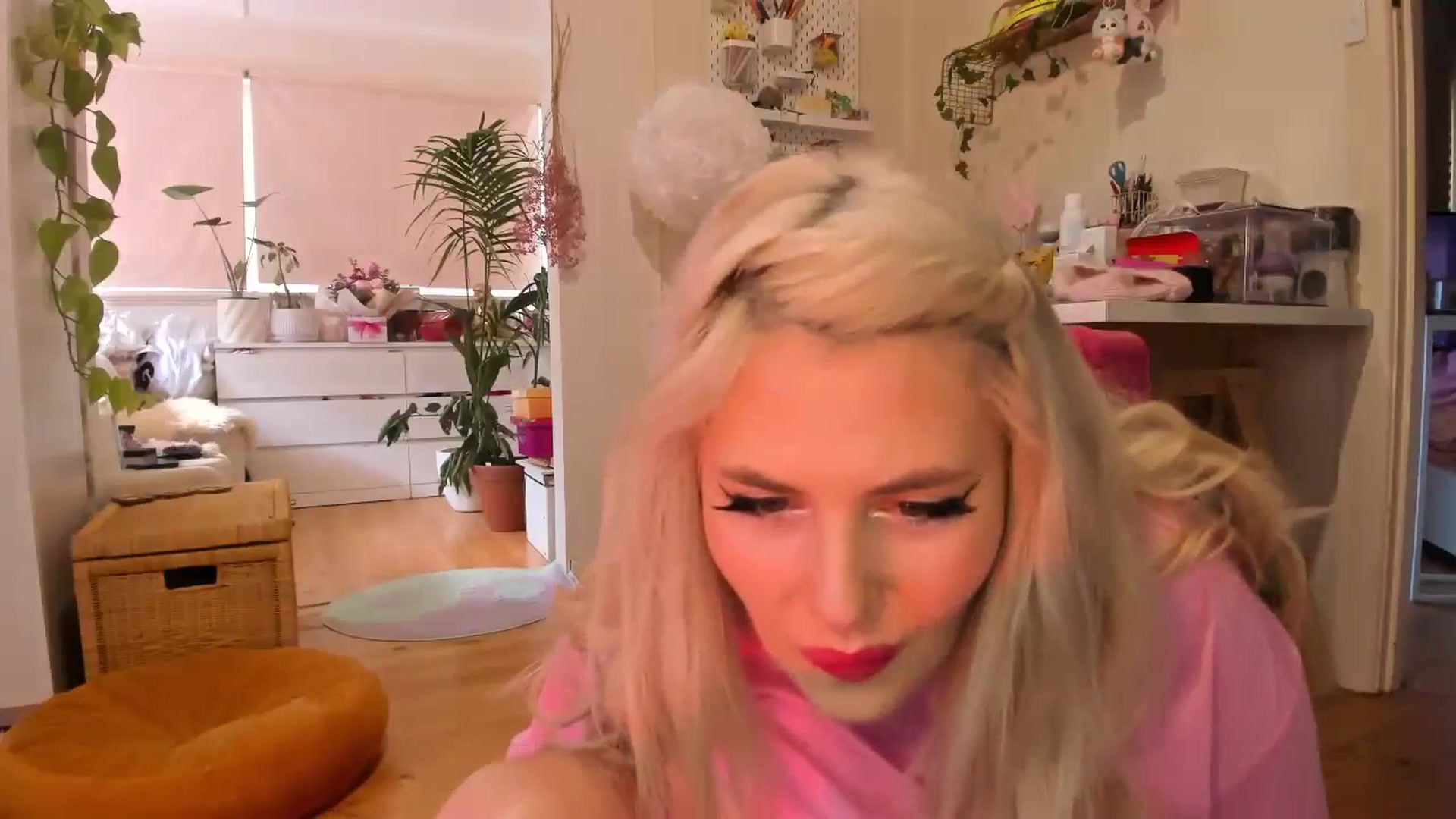Gallery image thumbnail from Fun_Nikki's myfreecams stream on, 05/31/2024, 24:01 image 19 of 20