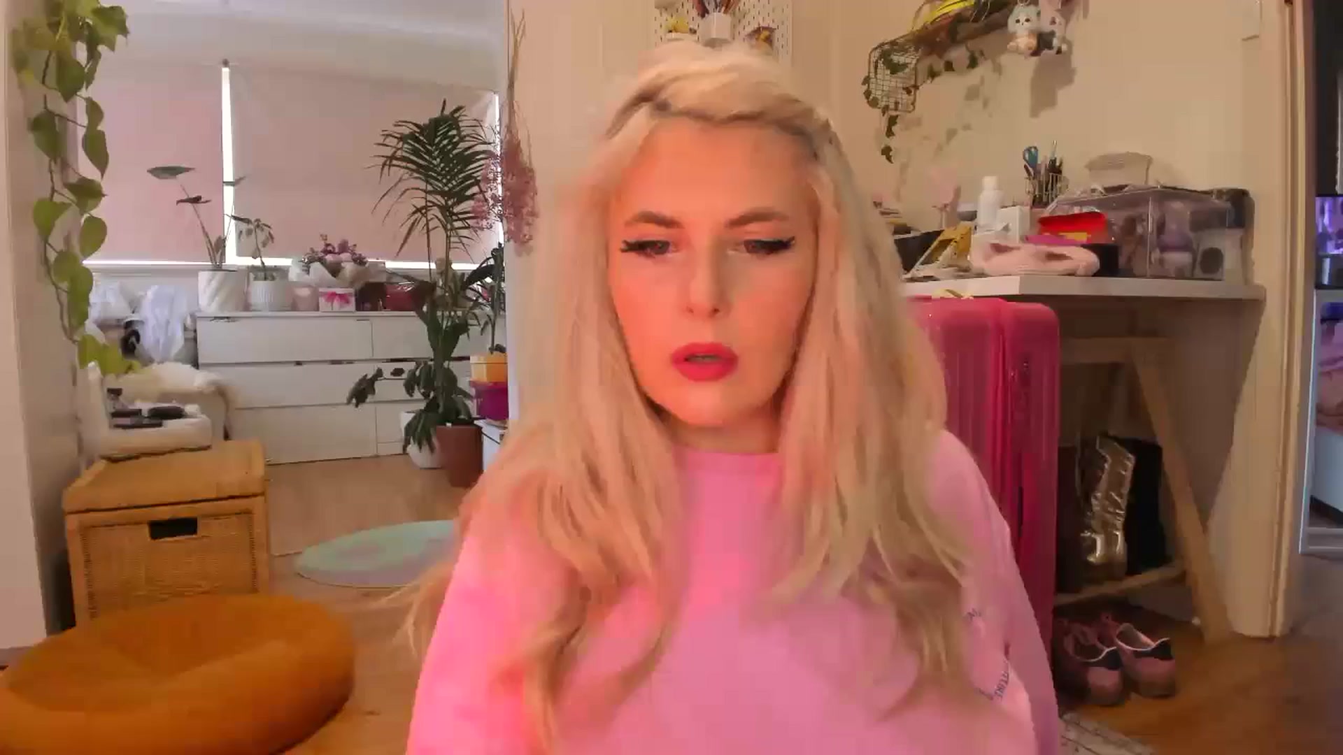 Gallery image thumbnail from Fun_Nikki's myfreecams stream on, 05/31/2024, 24:01 image 16 of 20