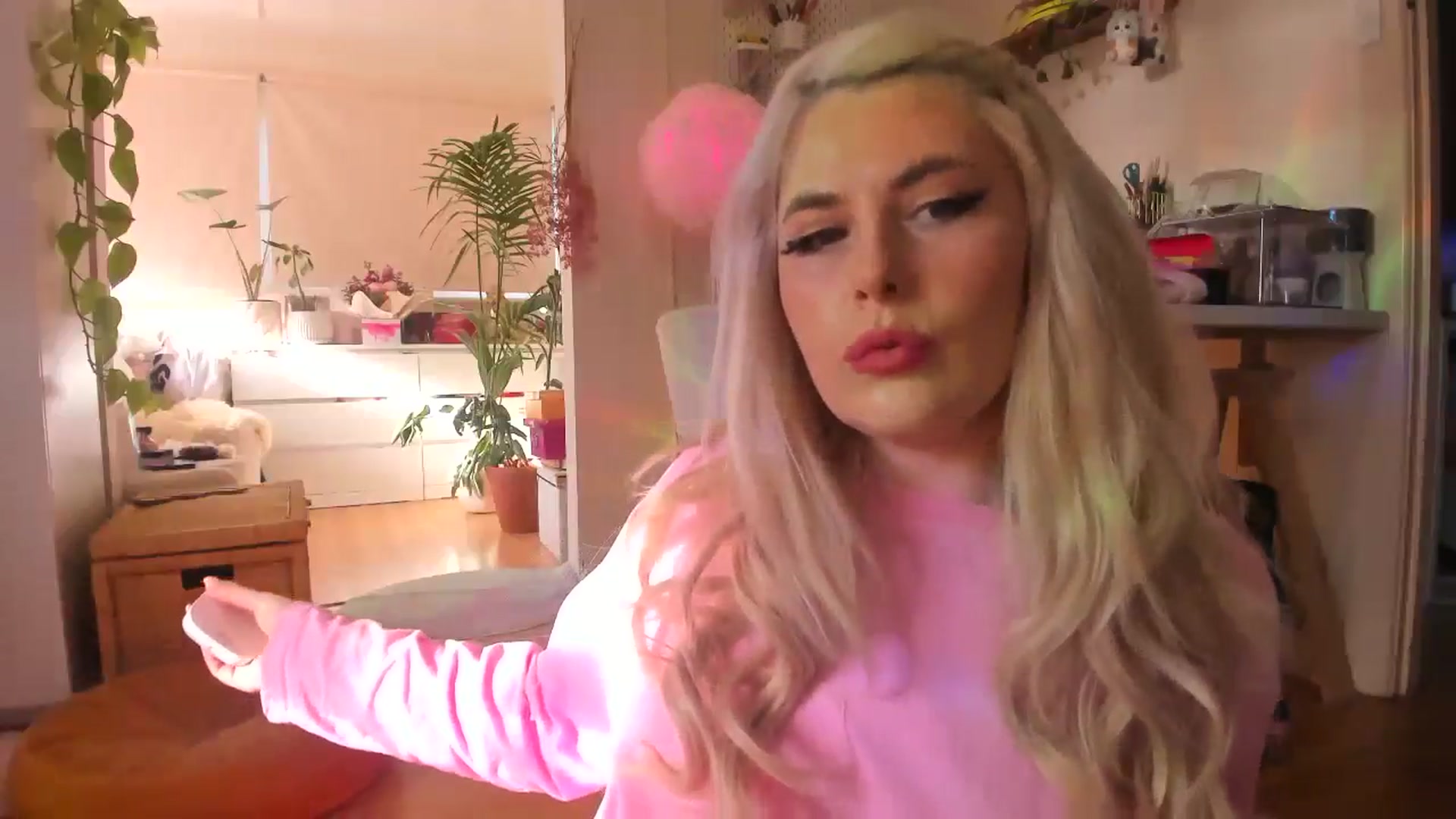 Gallery image thumbnail from Fun_Nikki's myfreecams stream on, 05/31/2024, 24:14 image 2 of 20
