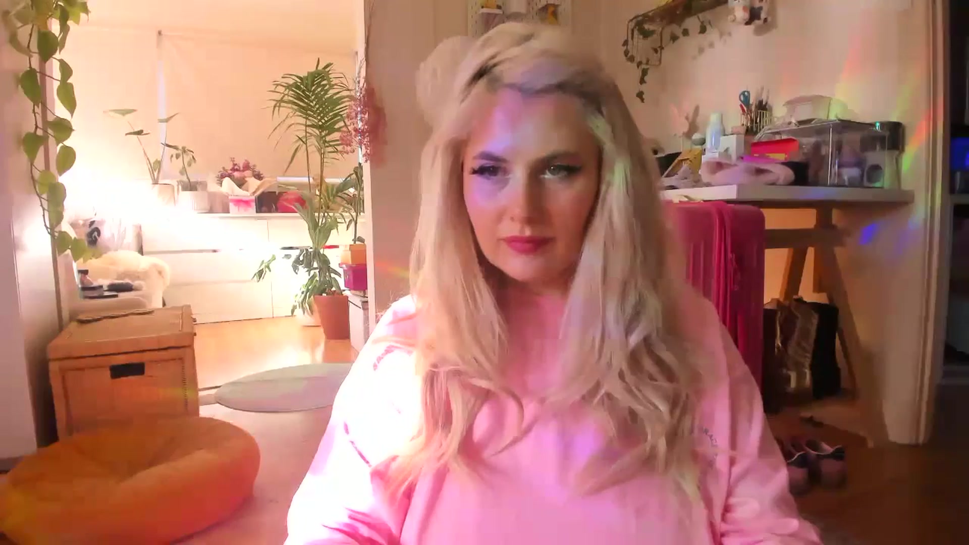 Gallery image thumbnail from Fun_Nikki's myfreecams stream on, 05/31/2024, 24:14 image 8 of 20