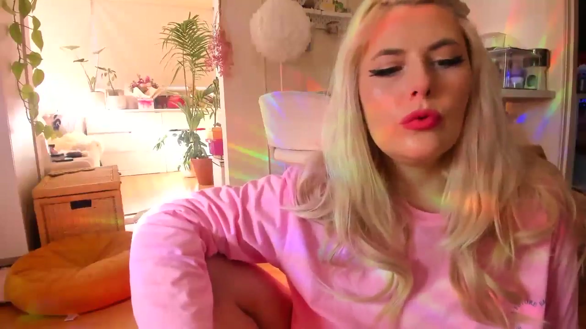 Gallery image thumbnail from Fun_Nikki's myfreecams stream on, 05/31/2024, 24:14 image 14 of 20