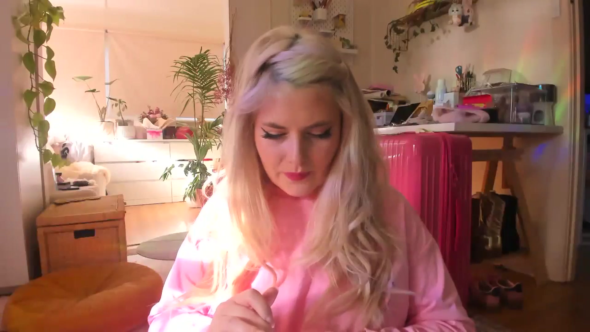 Gallery image thumbnail from Fun_Nikki's myfreecams stream on, 05/31/2024, 24:14 image 5 of 20