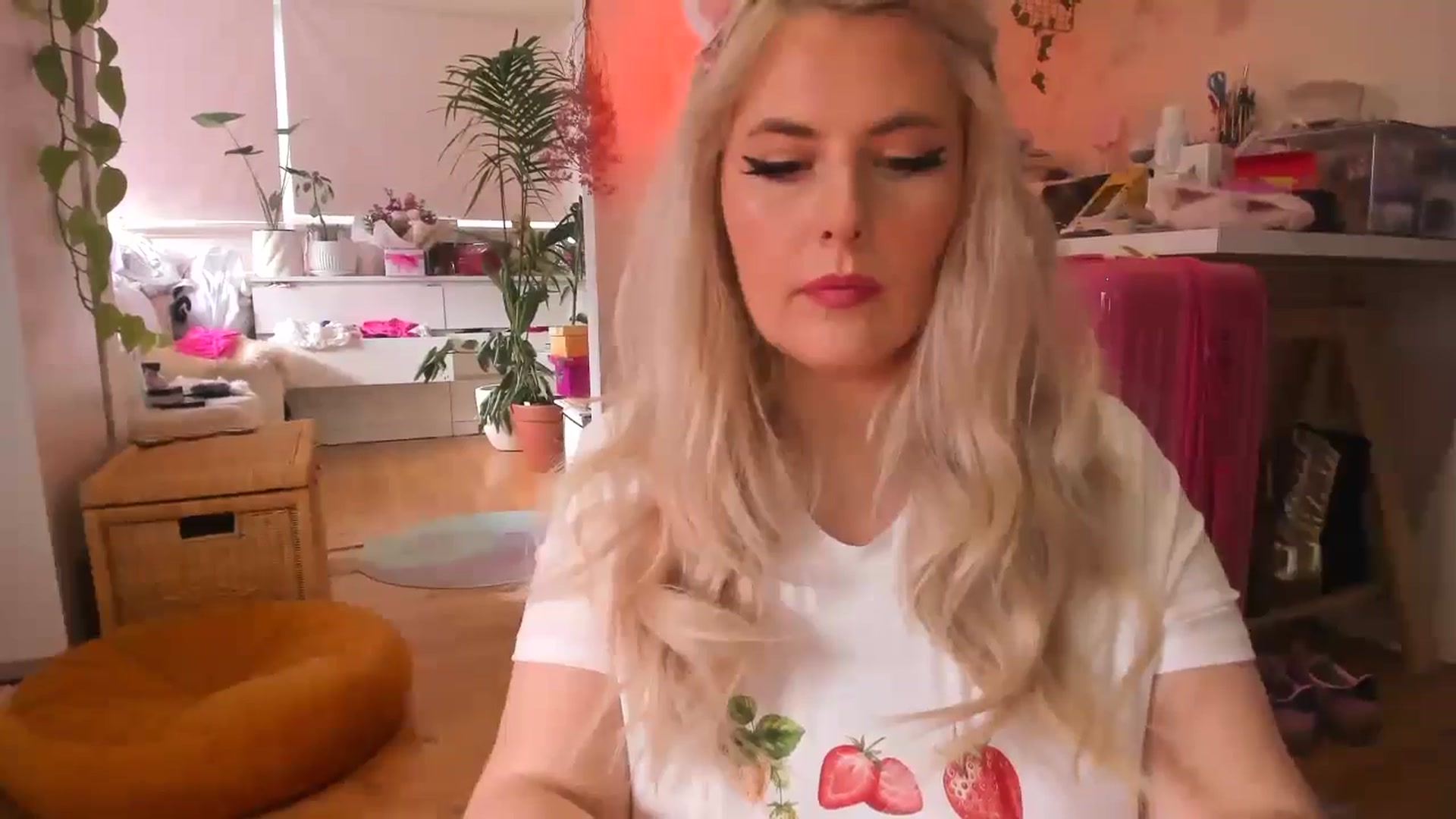 Gallery image thumbnail from Fun_Nikki's myfreecams stream on, 05/31/2024, 01:40 image 18 of 20