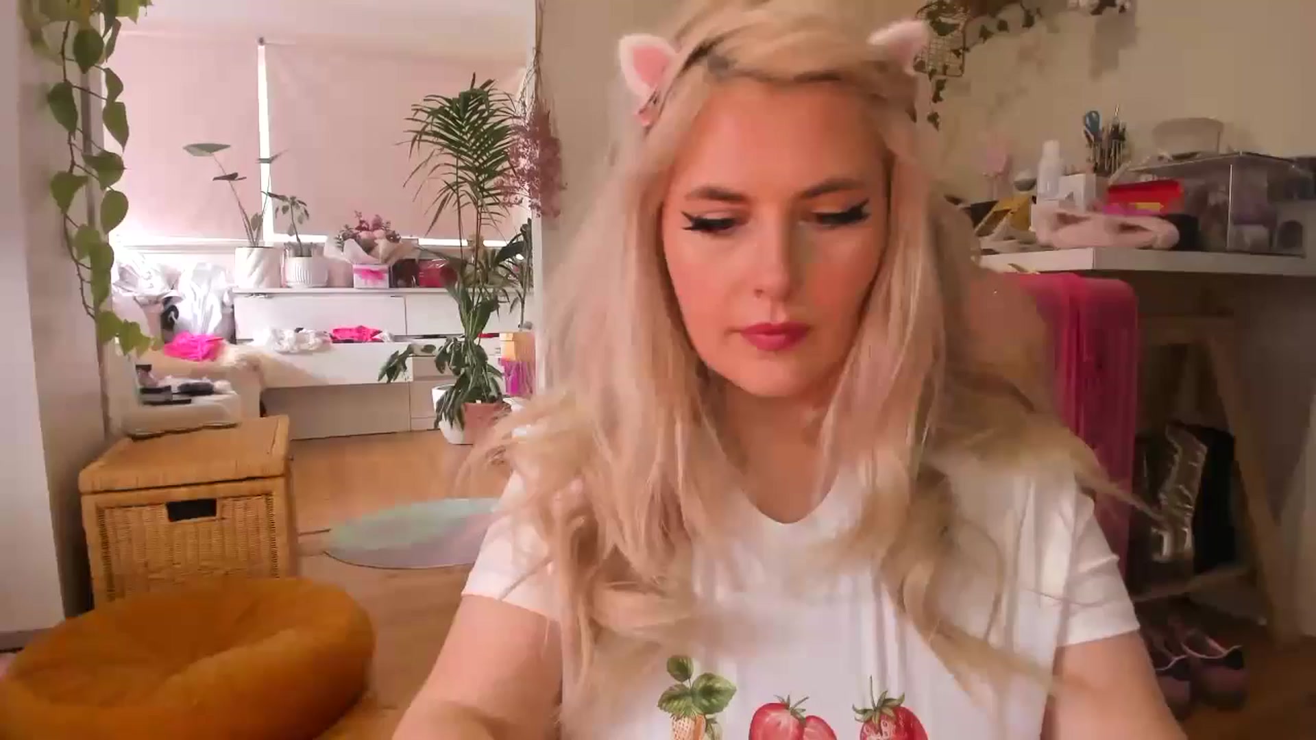 Gallery image thumbnail from Fun_Nikki's myfreecams stream on, 05/31/2024, 01:40 image 19 of 20