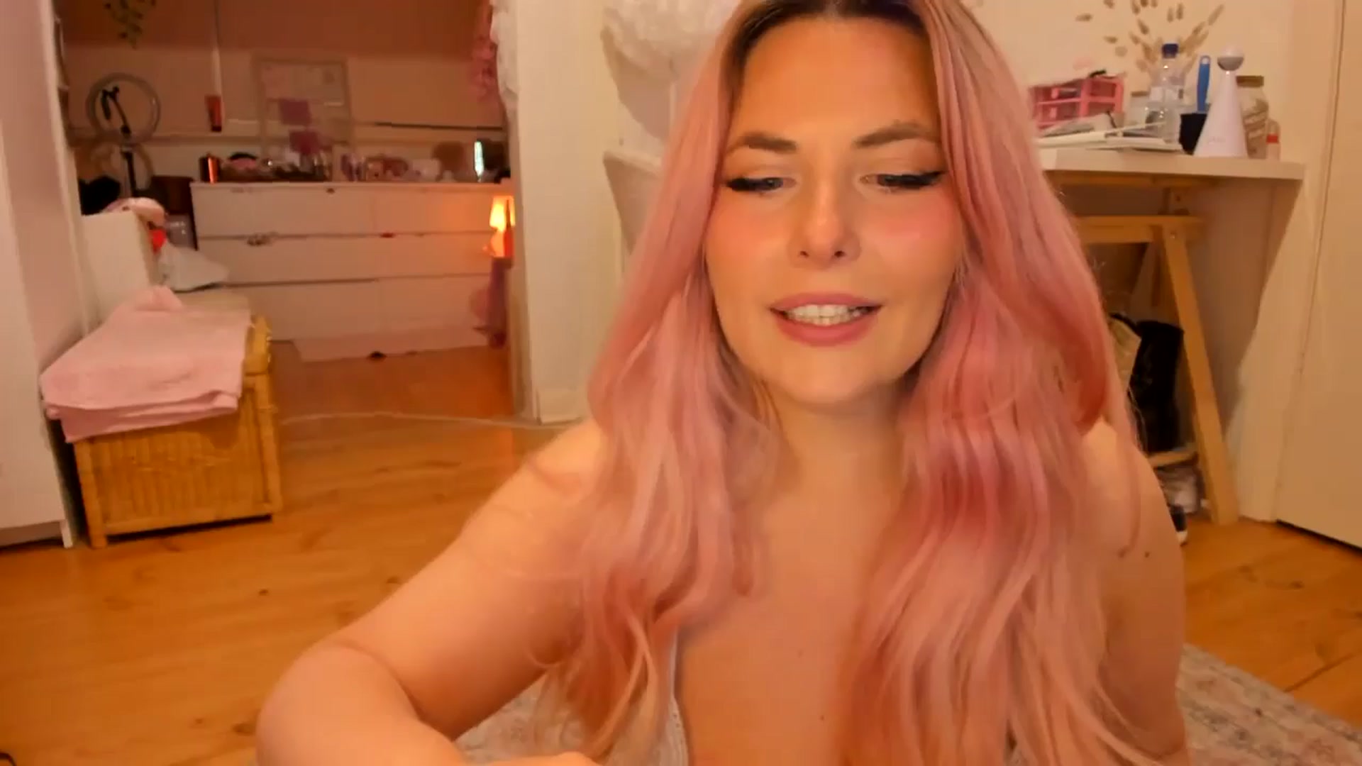 Gallery image thumbnail from Fun_Nikki's myfreecams stream on, 09/27/2024, 12:21 image 17 of 20