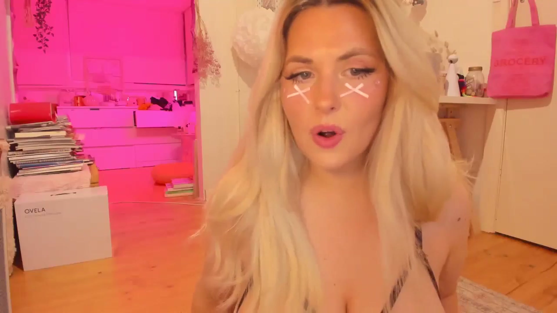 Gallery image thumbnail from Fun_Nikki's myfreecams stream on, 10/25/2024, 11:36 image 10 of 20