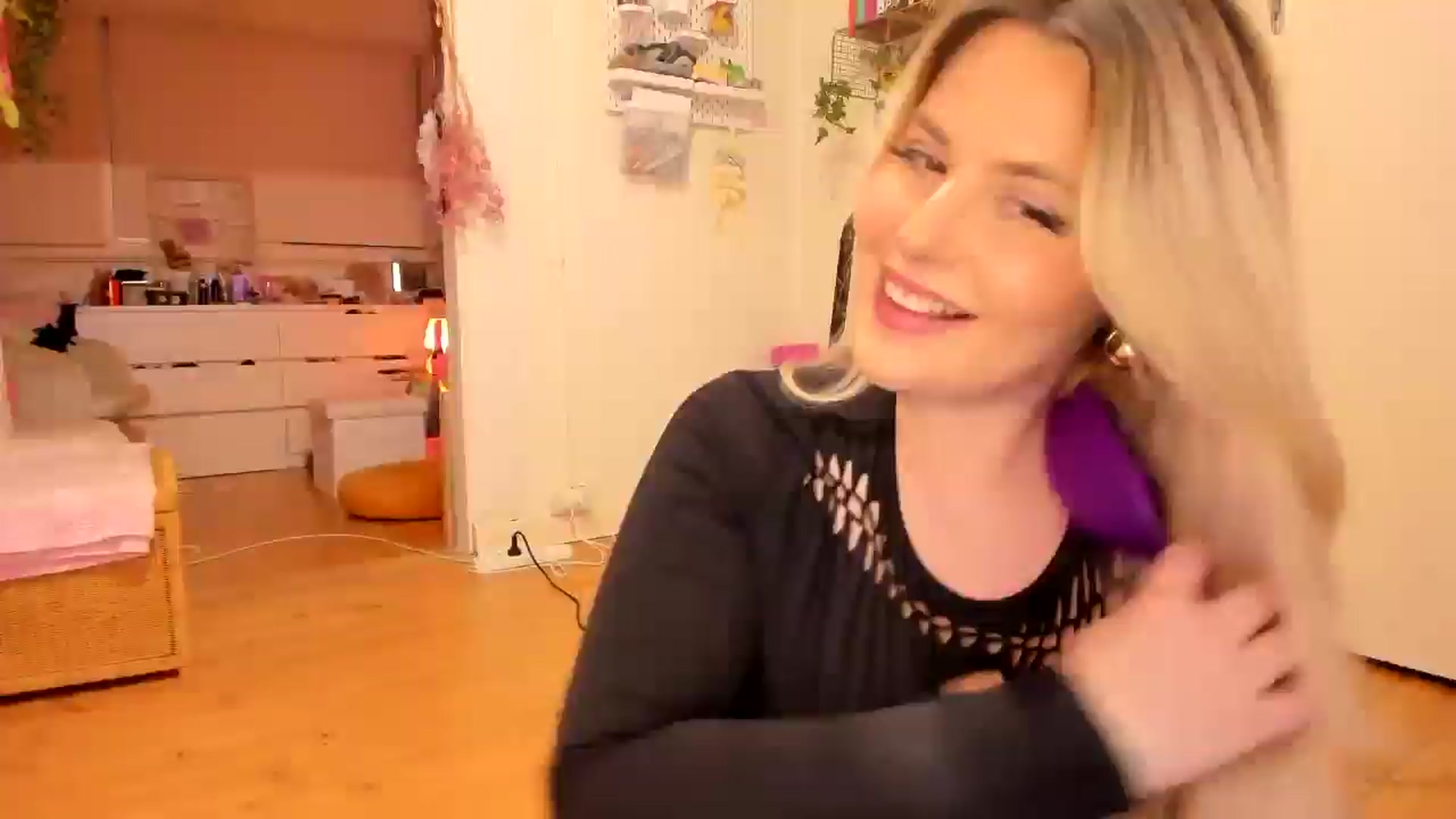 Gallery image thumbnail from Fun_Nikki's myfreecams stream on, 11/29/2024, 12:08 image 1 of 20