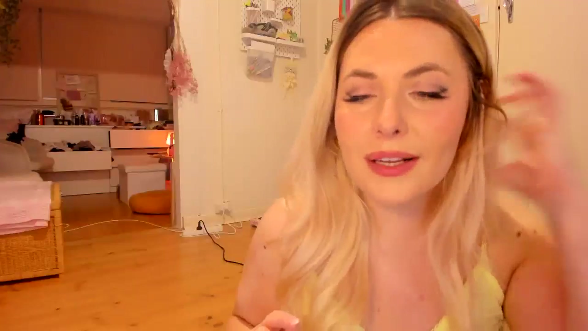 Gallery image thumbnail from Fun_Nikki's myfreecams stream on, 11/29/2024, 12:08 image 7 of 20