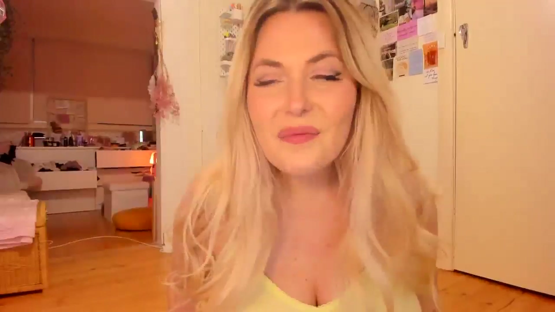 Gallery image thumbnail from Fun_Nikki's myfreecams stream on, 11/29/2024, 12:08 image 9 of 20