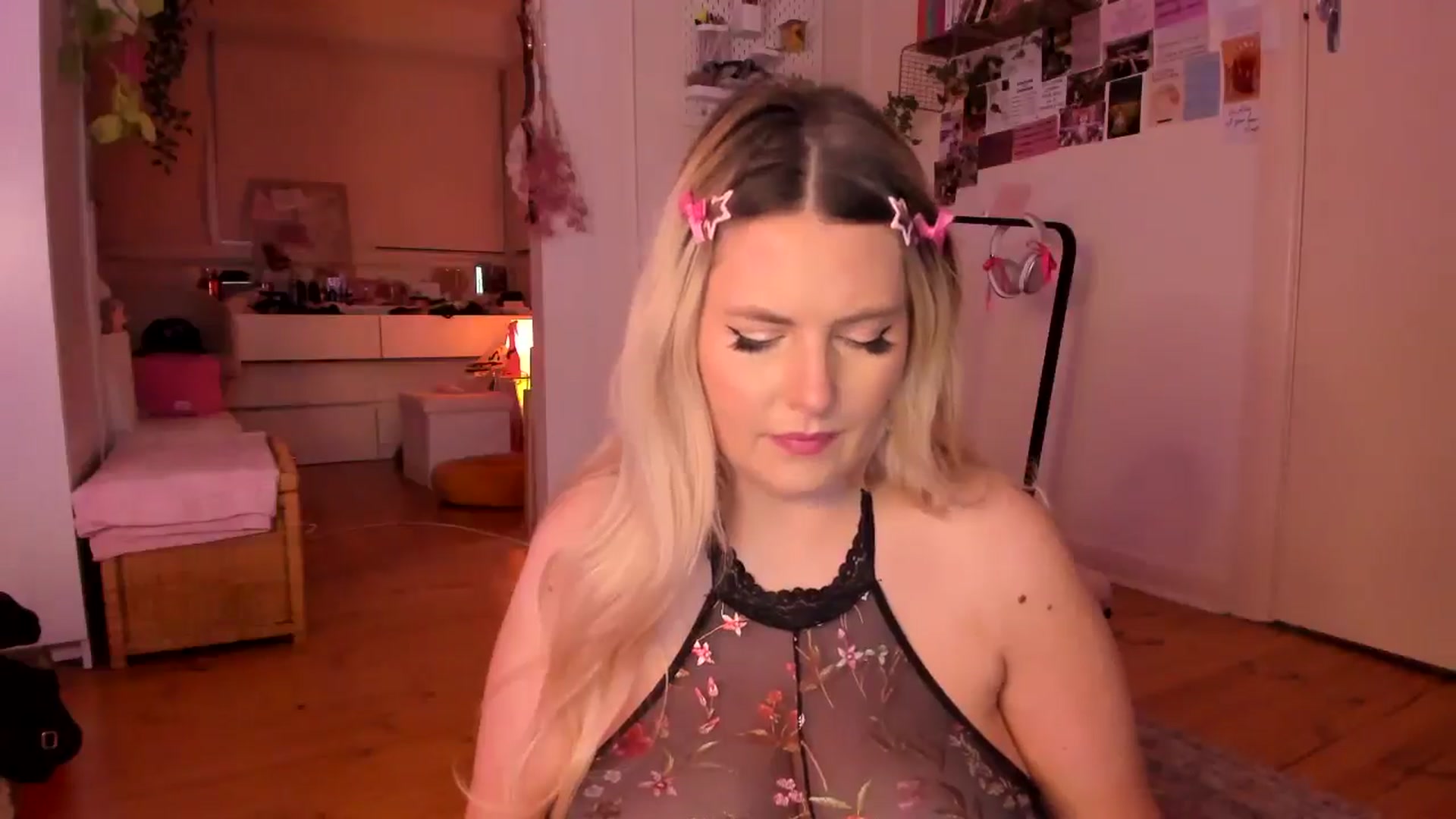 Gallery image thumbnail from Fun_Nikki's myfreecams stream on, 11/30/2024, 11:34 image 14 of 20