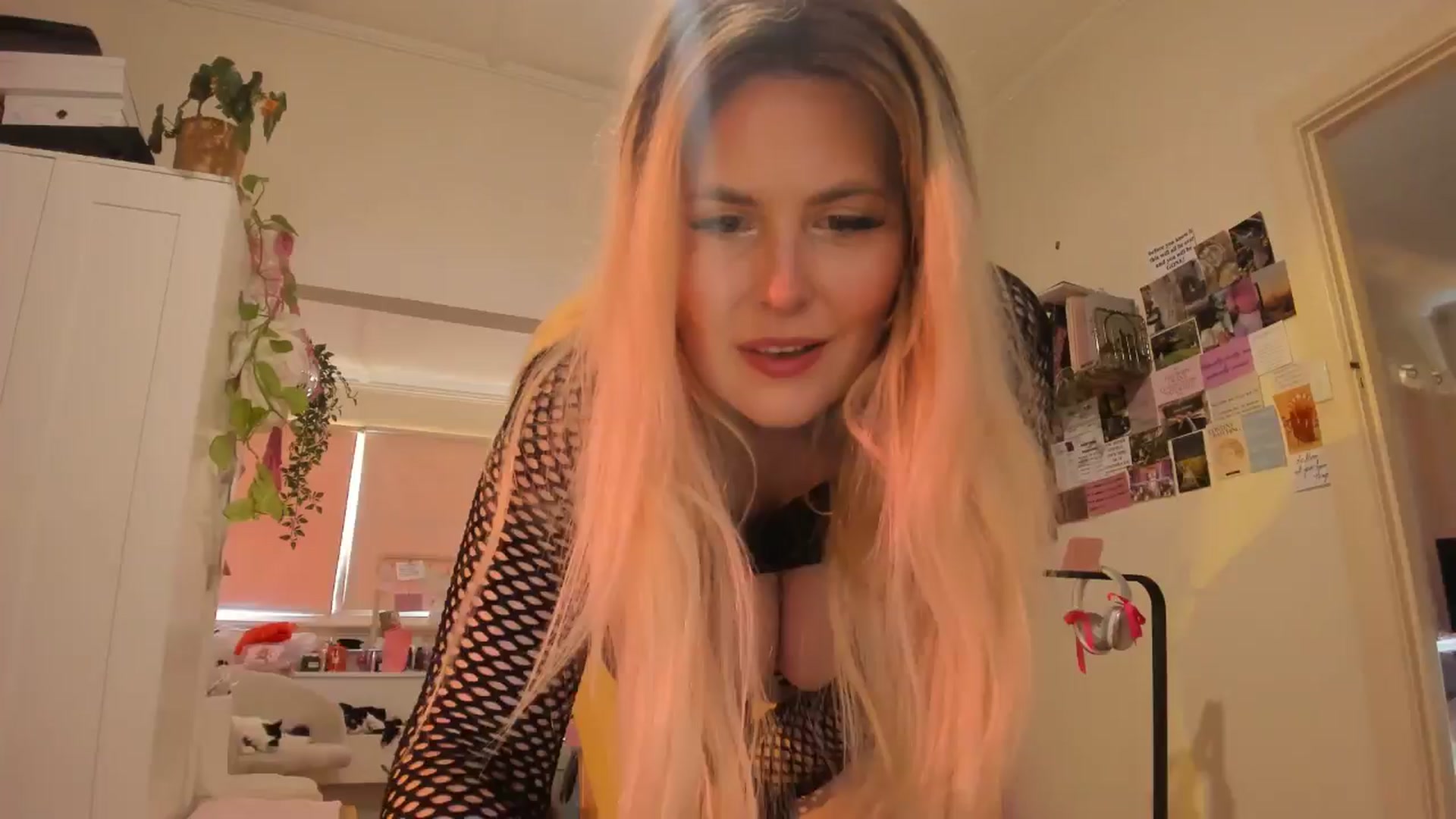 Gallery image thumbnail from Fun_Nikki's myfreecams stream on, 12/05/2024, 03:34 image 3 of 20