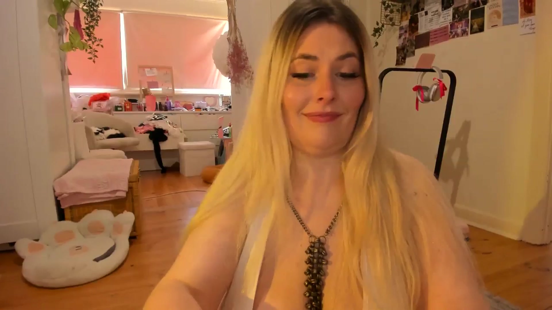 Gallery image thumbnail from Fun_Nikki's myfreecams stream on, 12/05/2024, 05:31 image 17 of 20