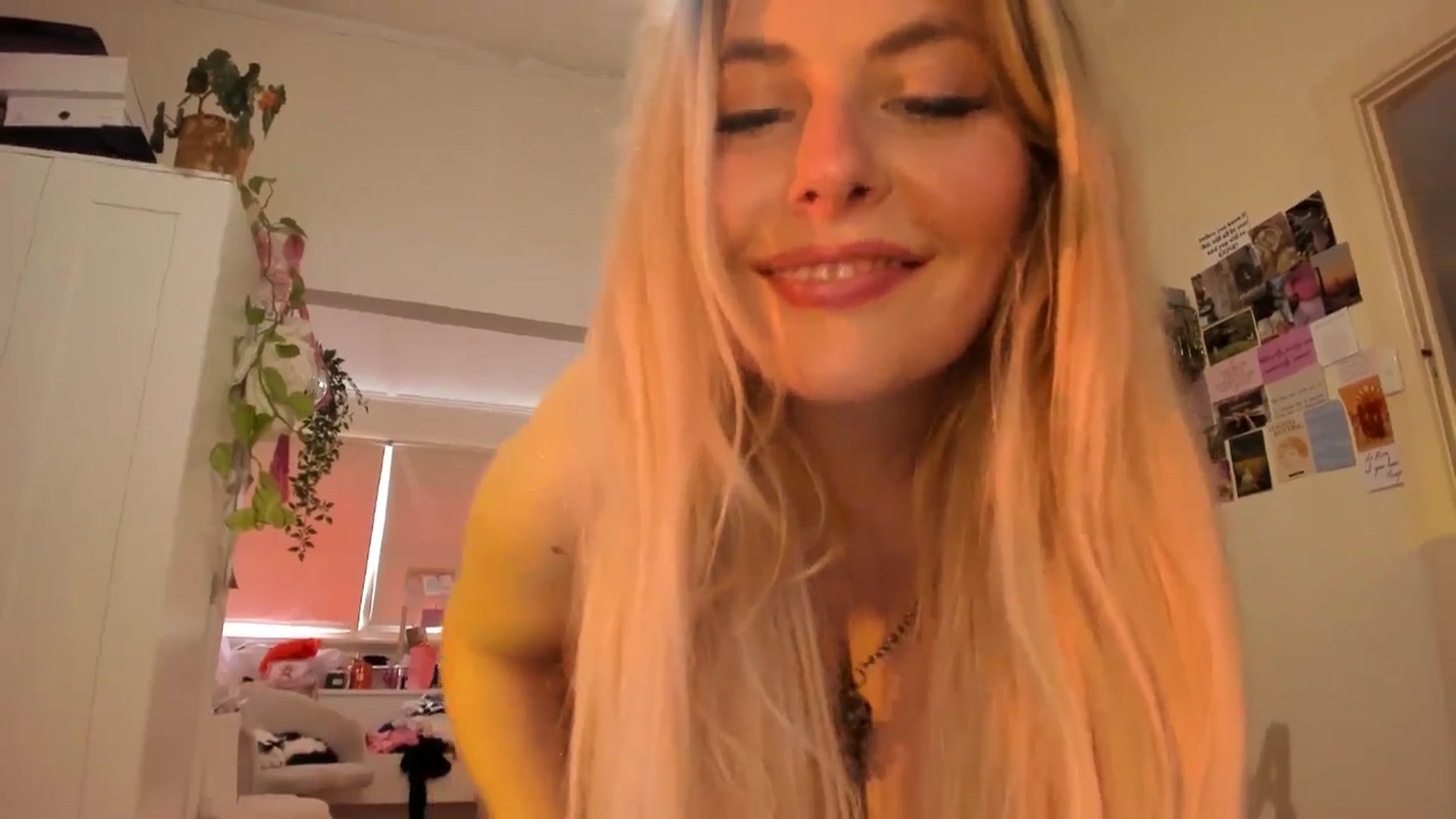 Gallery image thumbnail from Fun_Nikki's myfreecams stream on, 12/05/2024, 05:31 image 15 of 20