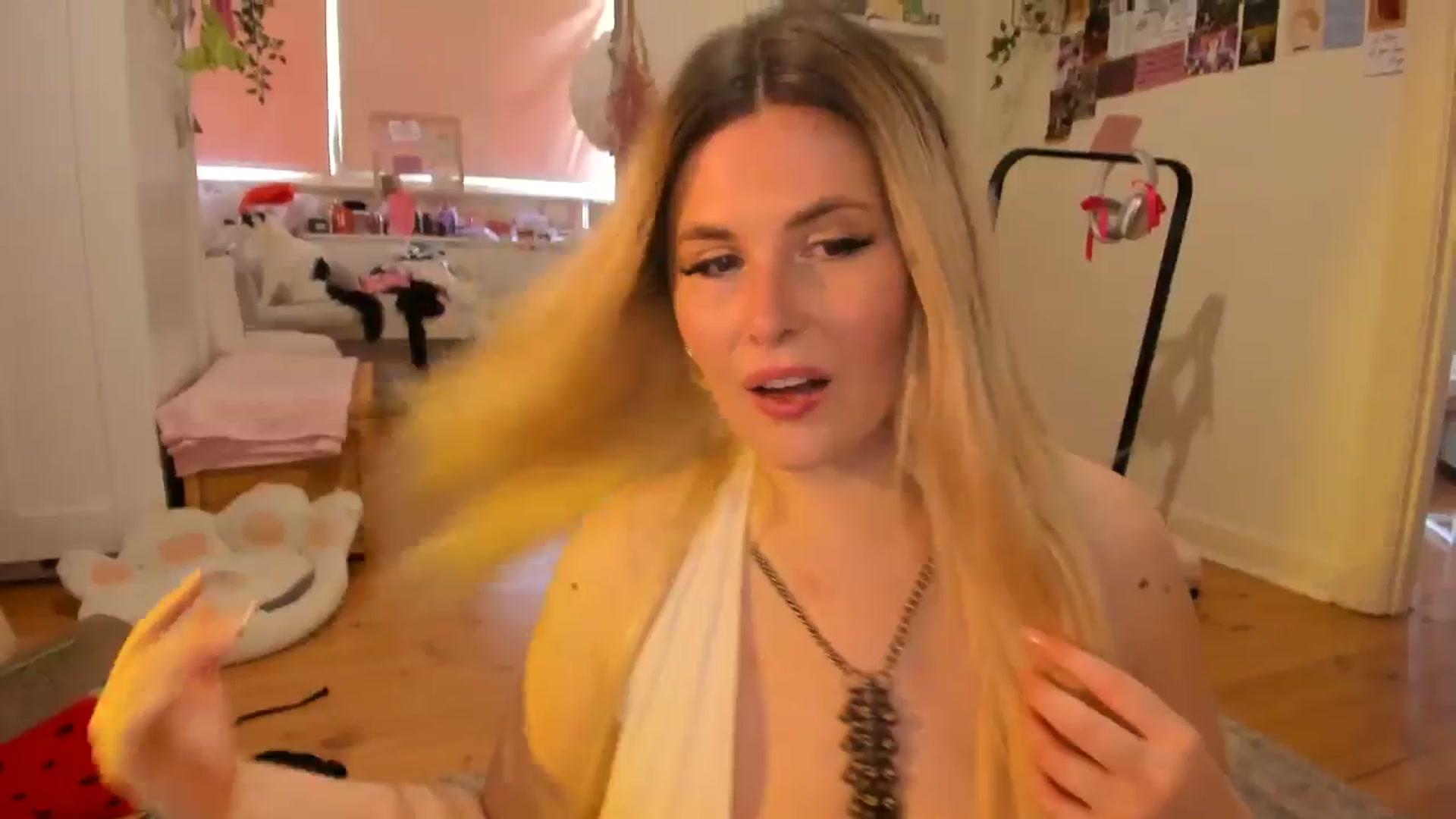 Gallery image thumbnail from Fun_Nikki's myfreecams stream on, 12/05/2024, 05:31 image 7 of 20