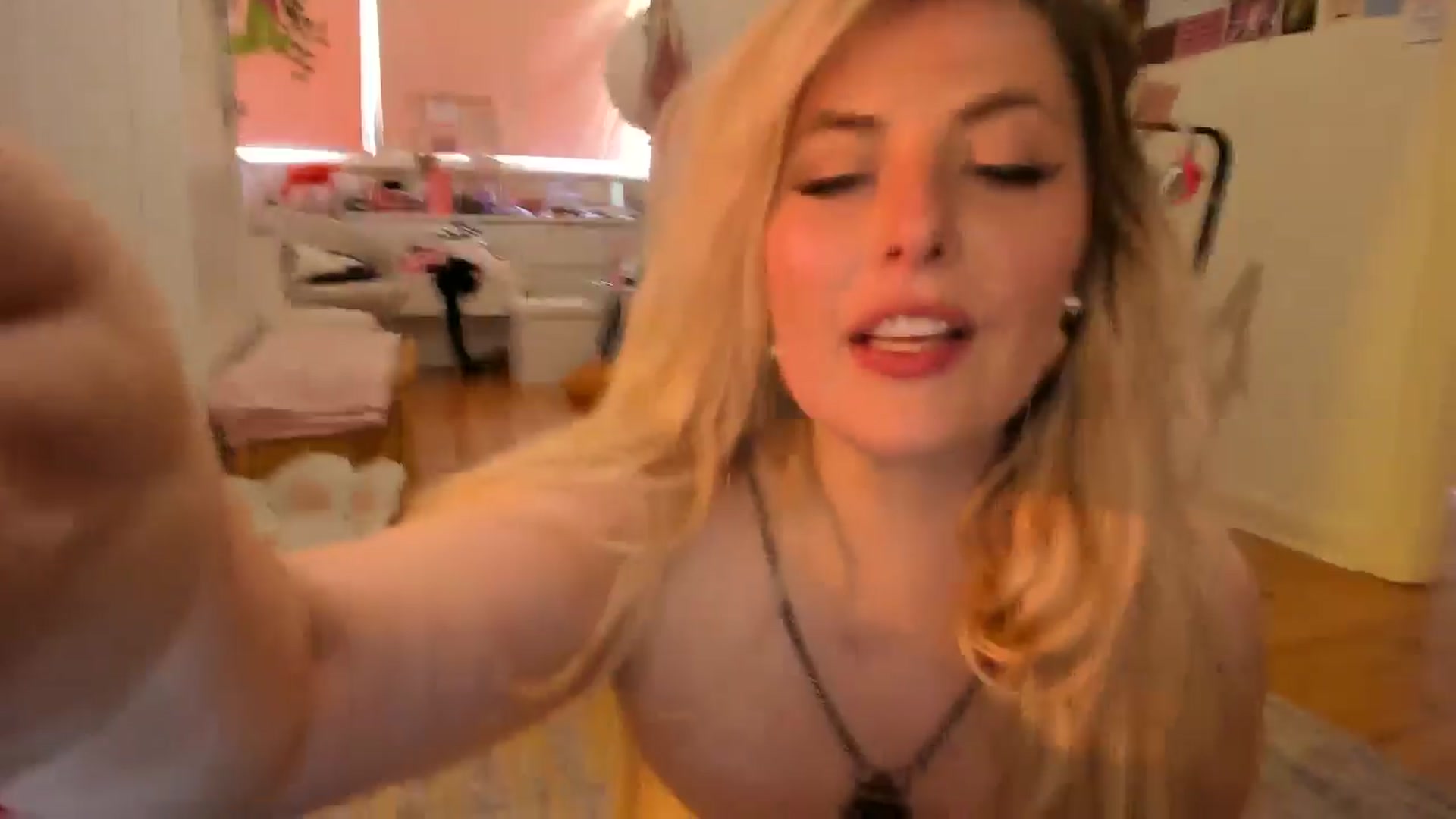Gallery image thumbnail from Fun_Nikki's myfreecams stream on, 12/05/2024, 05:31 image 6 of 20