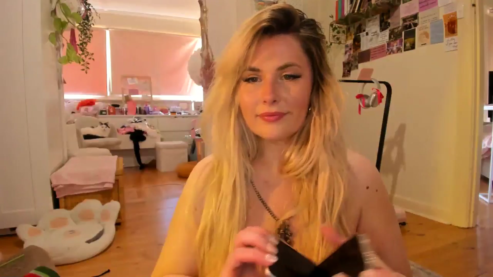 Gallery image thumbnail from Fun_Nikki's myfreecams stream on, 12/05/2024, 05:31 image 4 of 20
