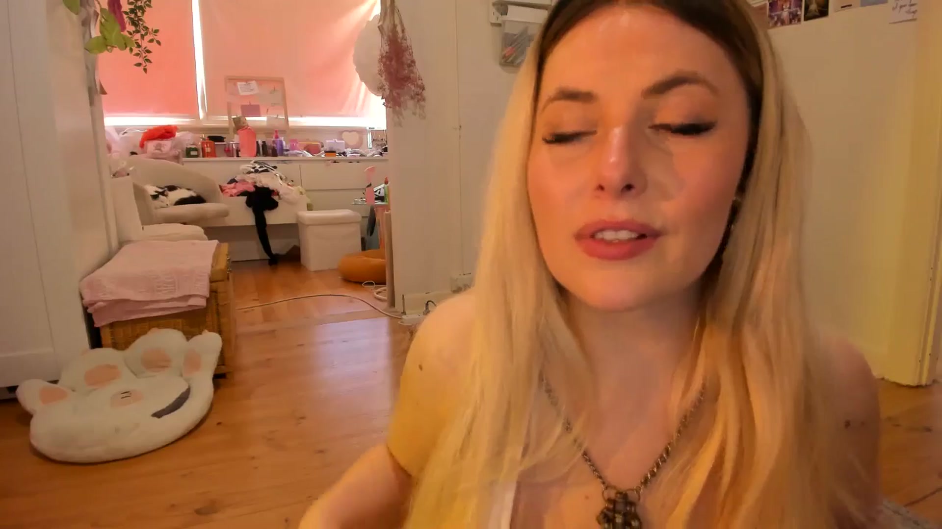Gallery image thumbnail from Fun_Nikki's myfreecams stream on, 12/05/2024, 05:31 image 18 of 20