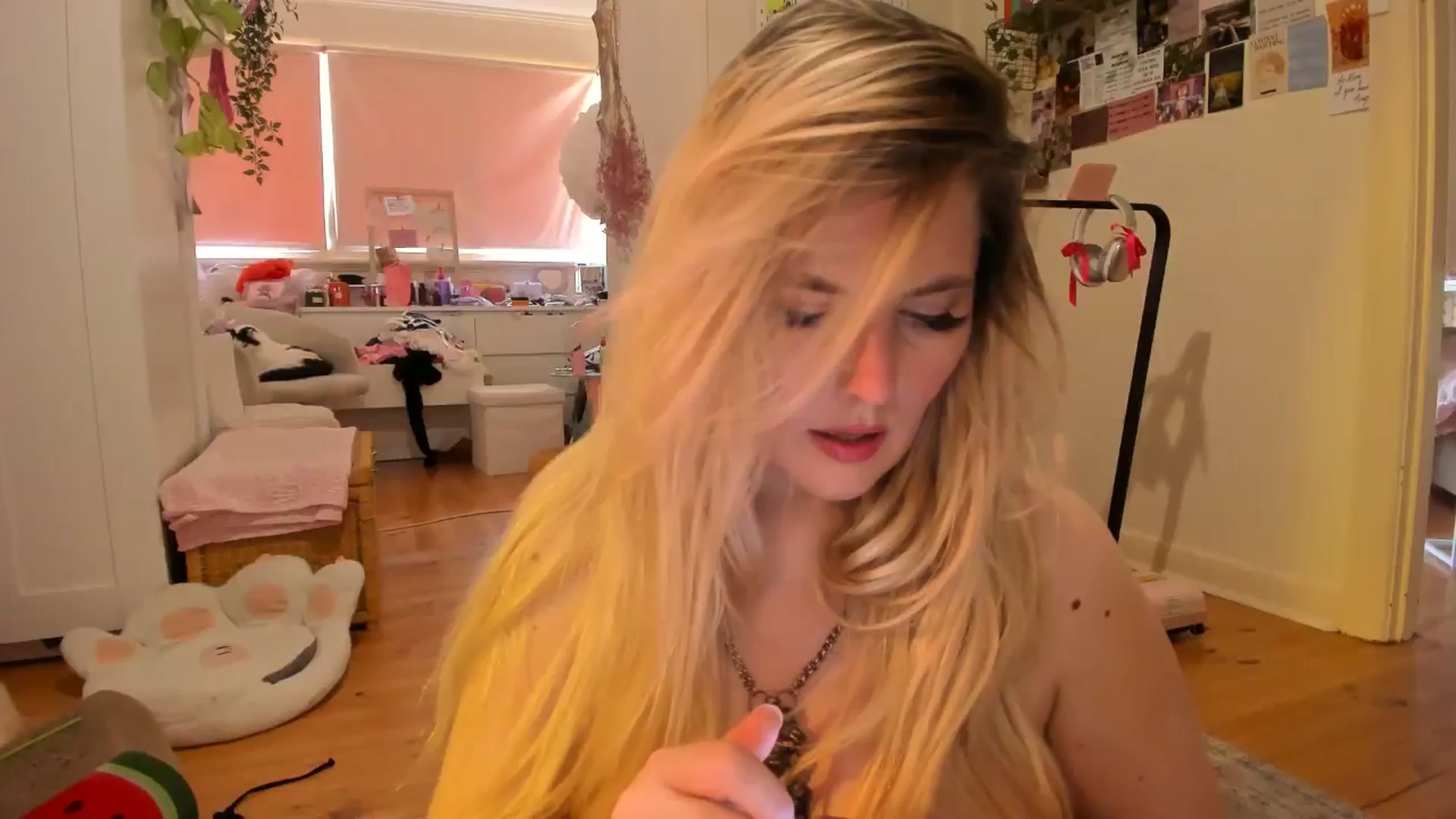 Gallery image thumbnail from Fun_Nikki's myfreecams stream on, 12/05/2024, 05:31 image 5 of 20