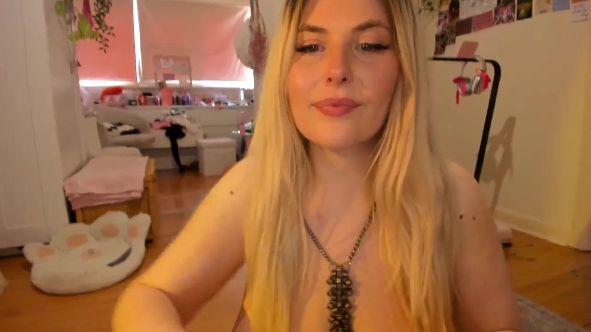 Gallery image thumbnail from Fun_Nikki's myfreecams stream on, 12/05/2024, 05:31 image 16 of 20