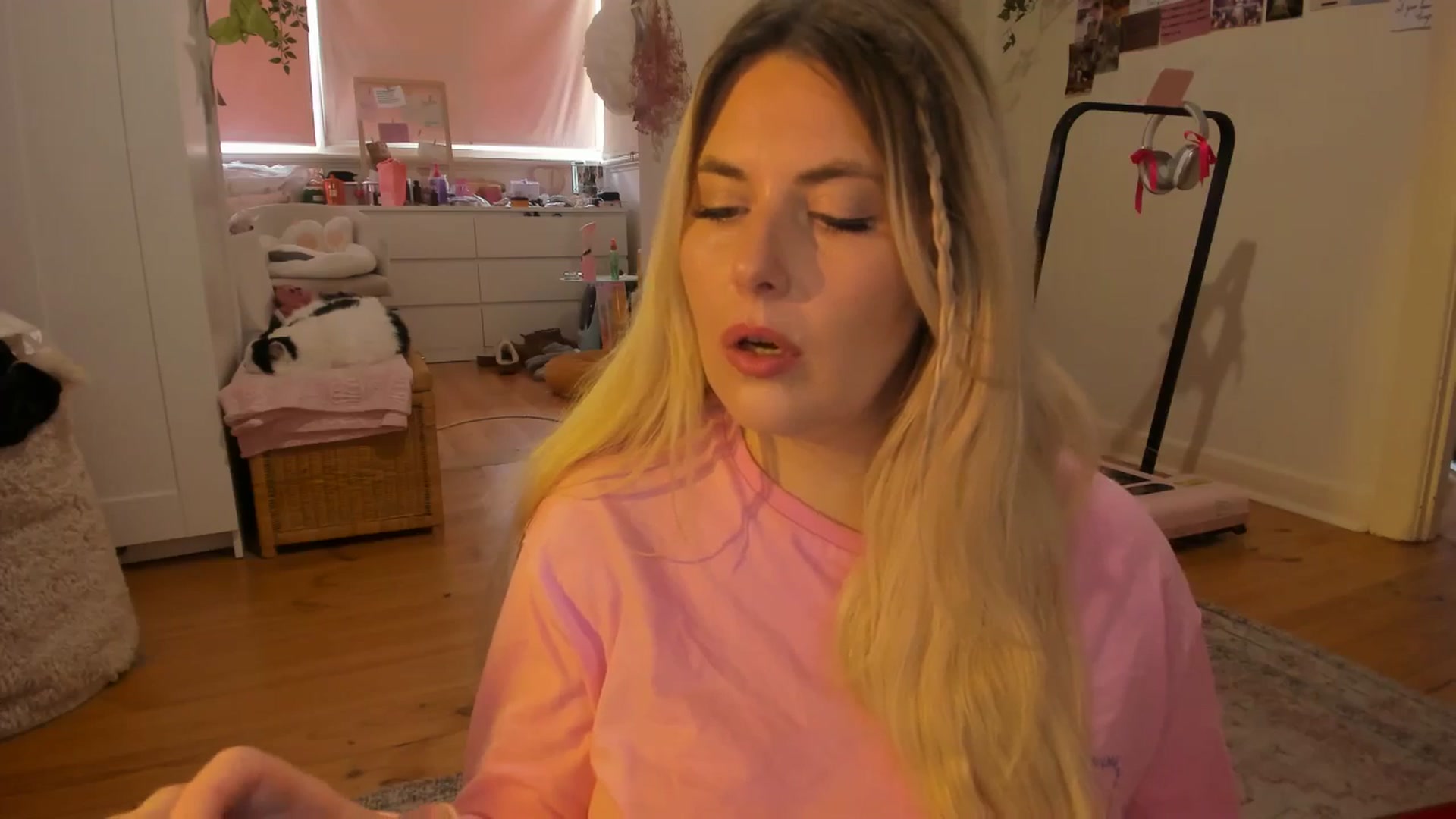Gallery image thumbnail from Fun_Nikki's myfreecams stream on, 12/06/2024, 07:31 image 16 of 20
