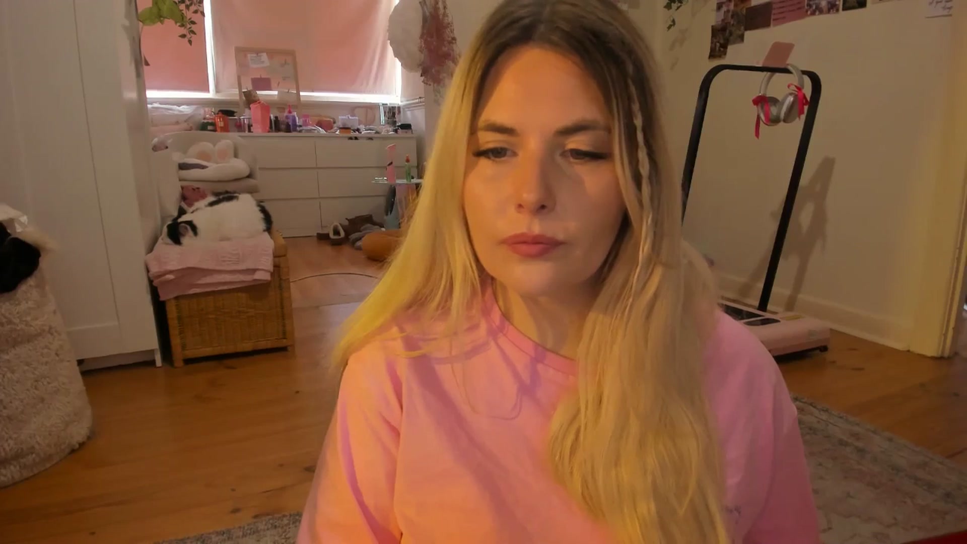 Gallery image thumbnail from Fun_Nikki's myfreecams stream on, 12/06/2024, 07:31 image 17 of 20