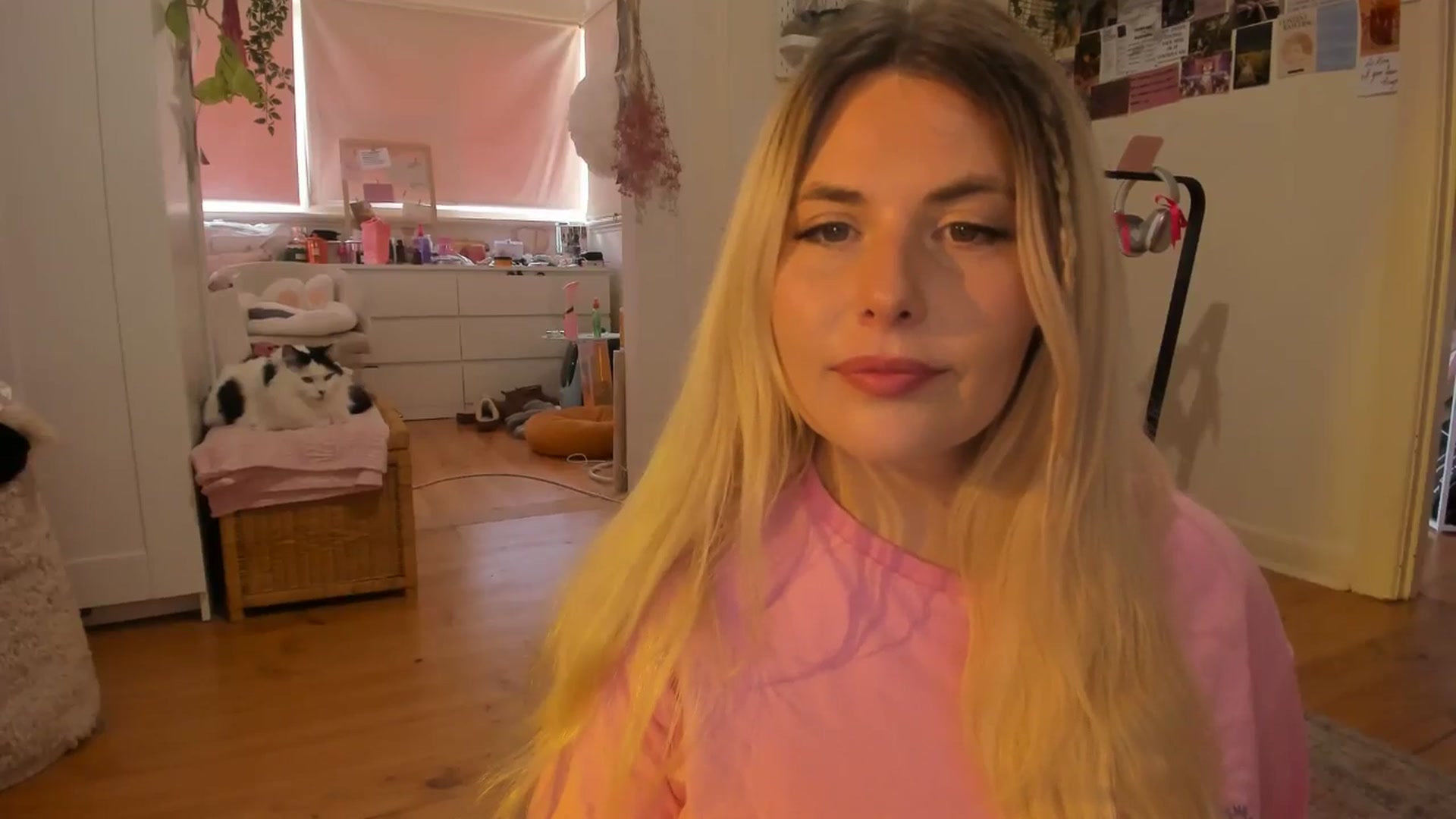 Gallery image thumbnail from Fun_Nikki's myfreecams stream on, 12/06/2024, 07:31 image 12 of 20
