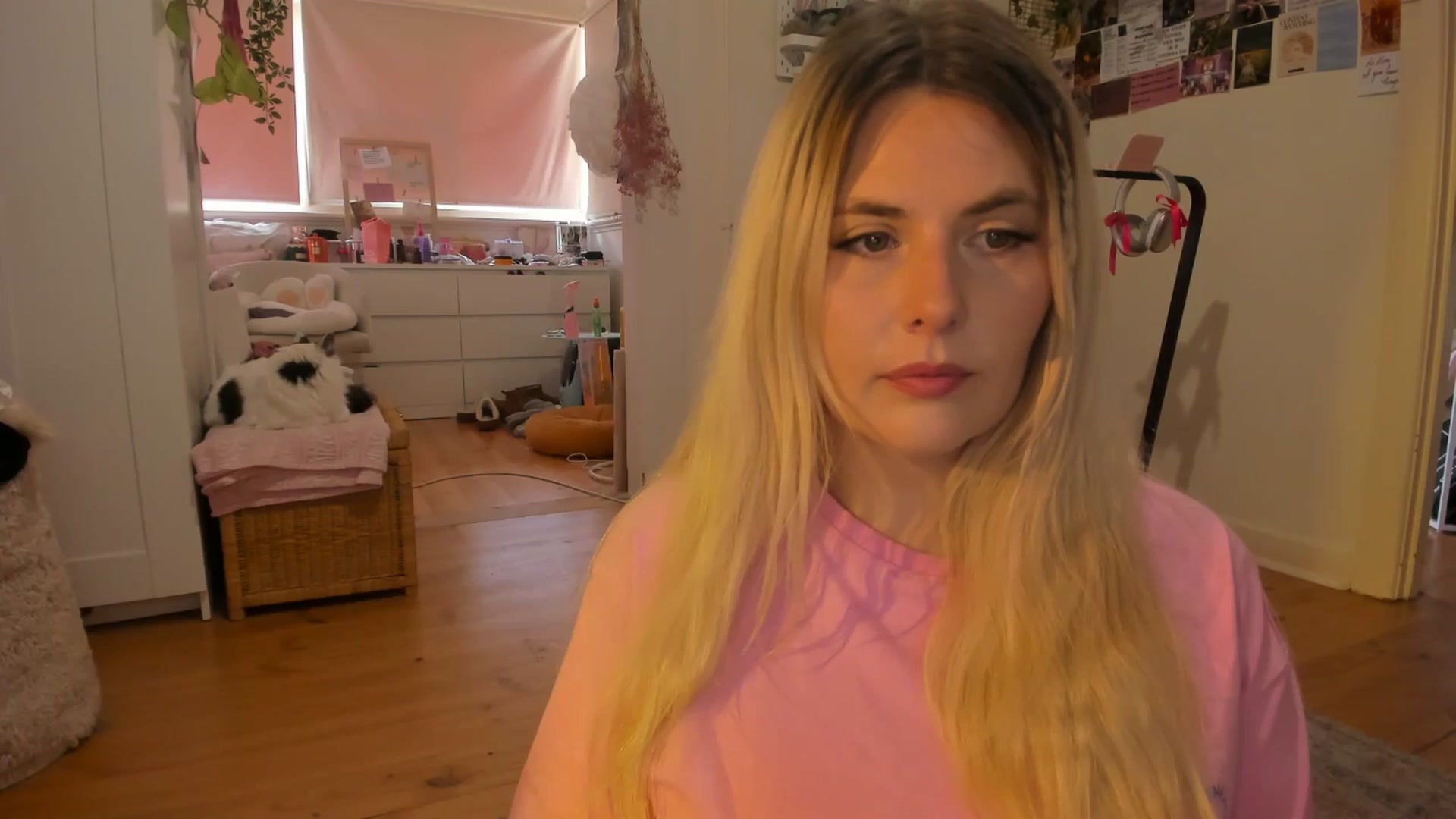 Gallery image thumbnail from Fun_Nikki's myfreecams stream on, 12/06/2024, 07:31 image 13 of 20