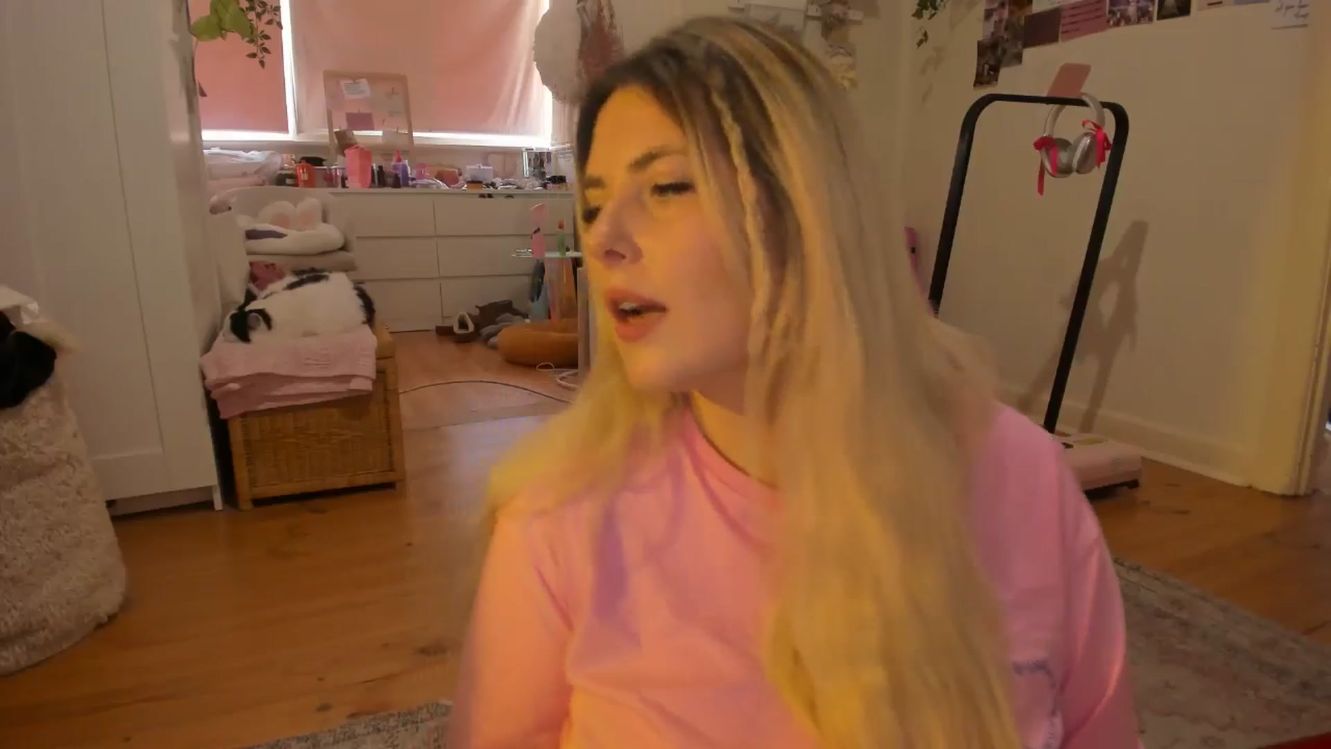Gallery image thumbnail from Fun_Nikki's myfreecams stream on, 12/06/2024, 07:31 image 18 of 20