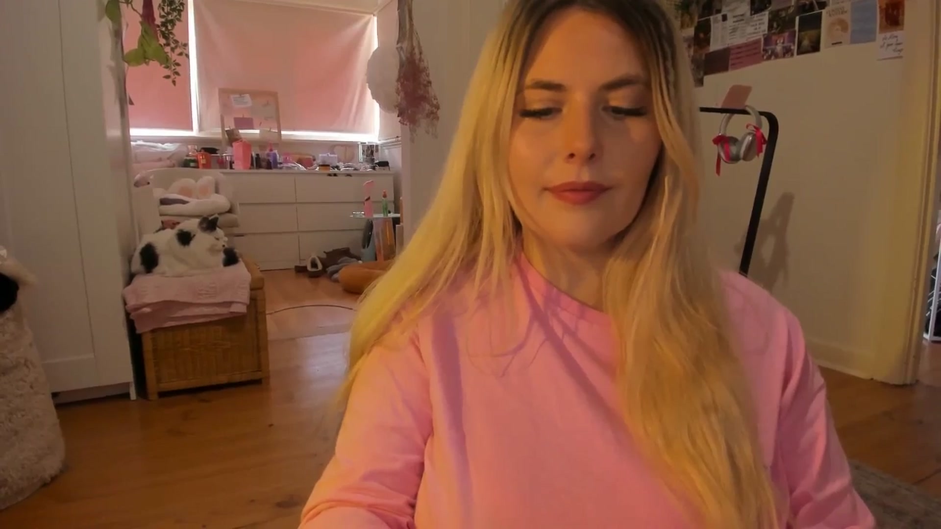 Gallery image thumbnail from Fun_Nikki's myfreecams stream on, 12/06/2024, 07:31 image 8 of 20