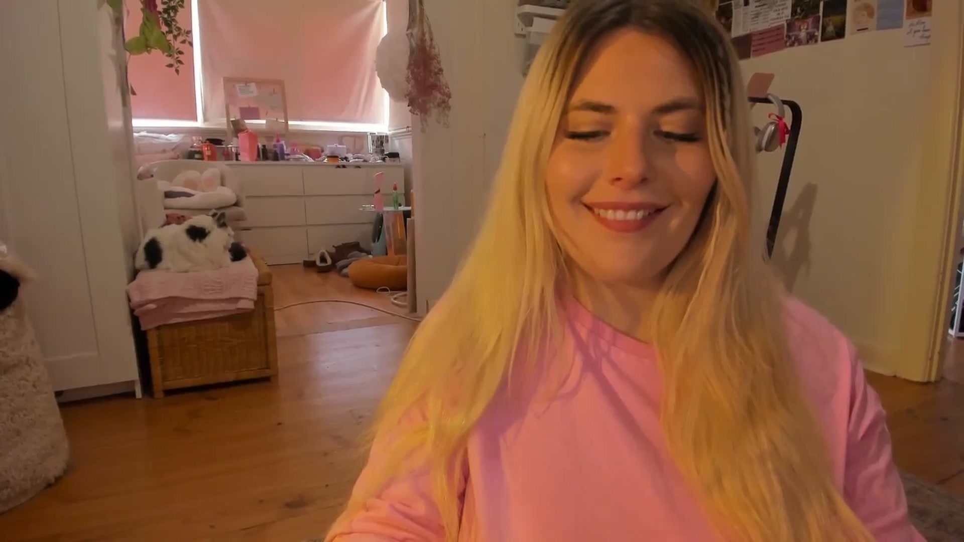 Gallery image thumbnail from Fun_Nikki's myfreecams stream on, 12/06/2024, 07:31 image 11 of 20