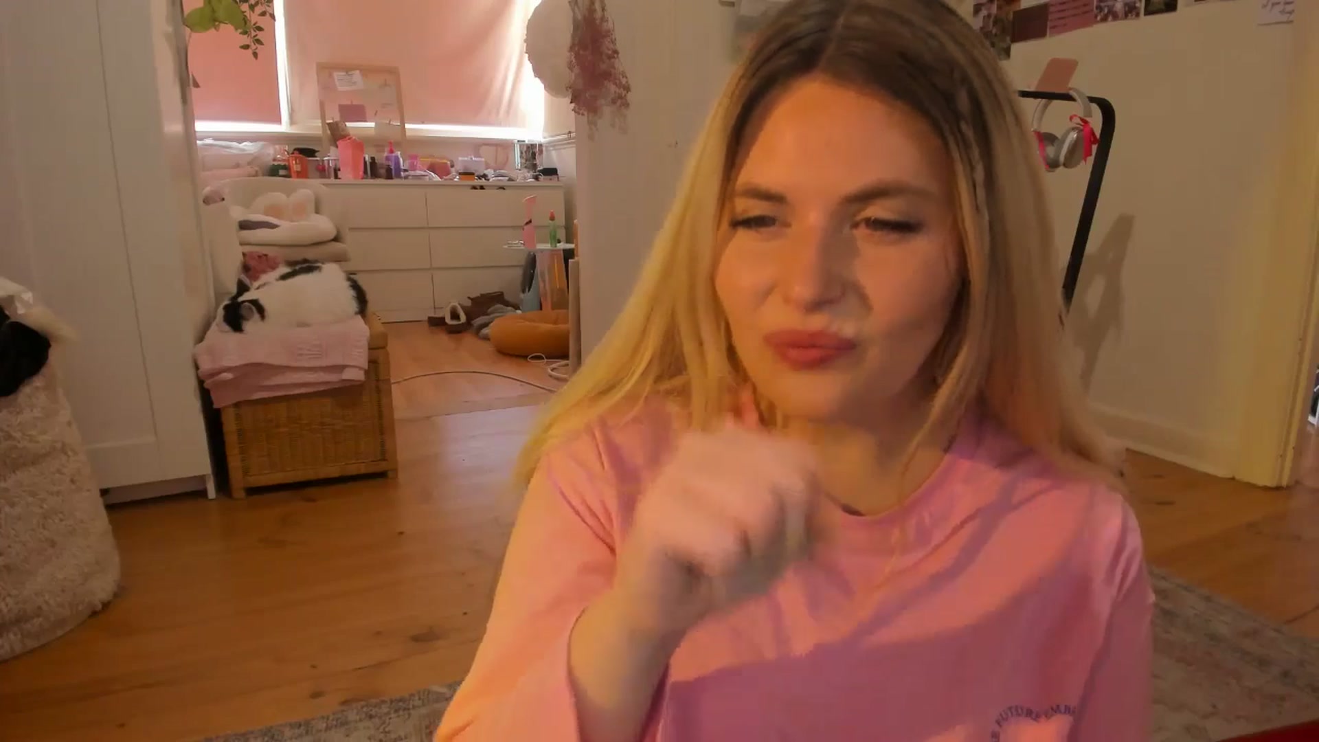 Gallery image thumbnail from Fun_Nikki's myfreecams stream on, 12/06/2024, 07:31 image 20 of 20