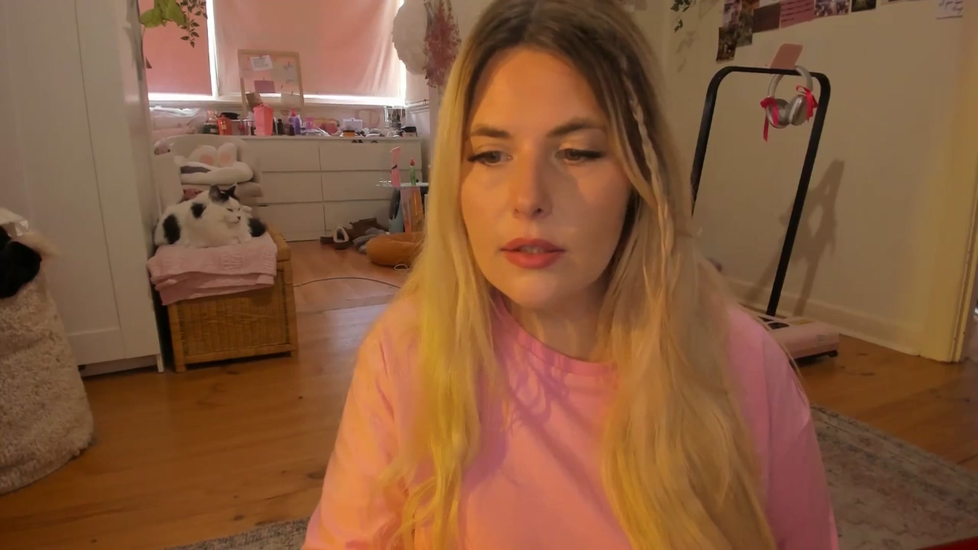 Gallery image thumbnail from Fun_Nikki's myfreecams stream on, 12/06/2024, 07:31 image 15 of 20