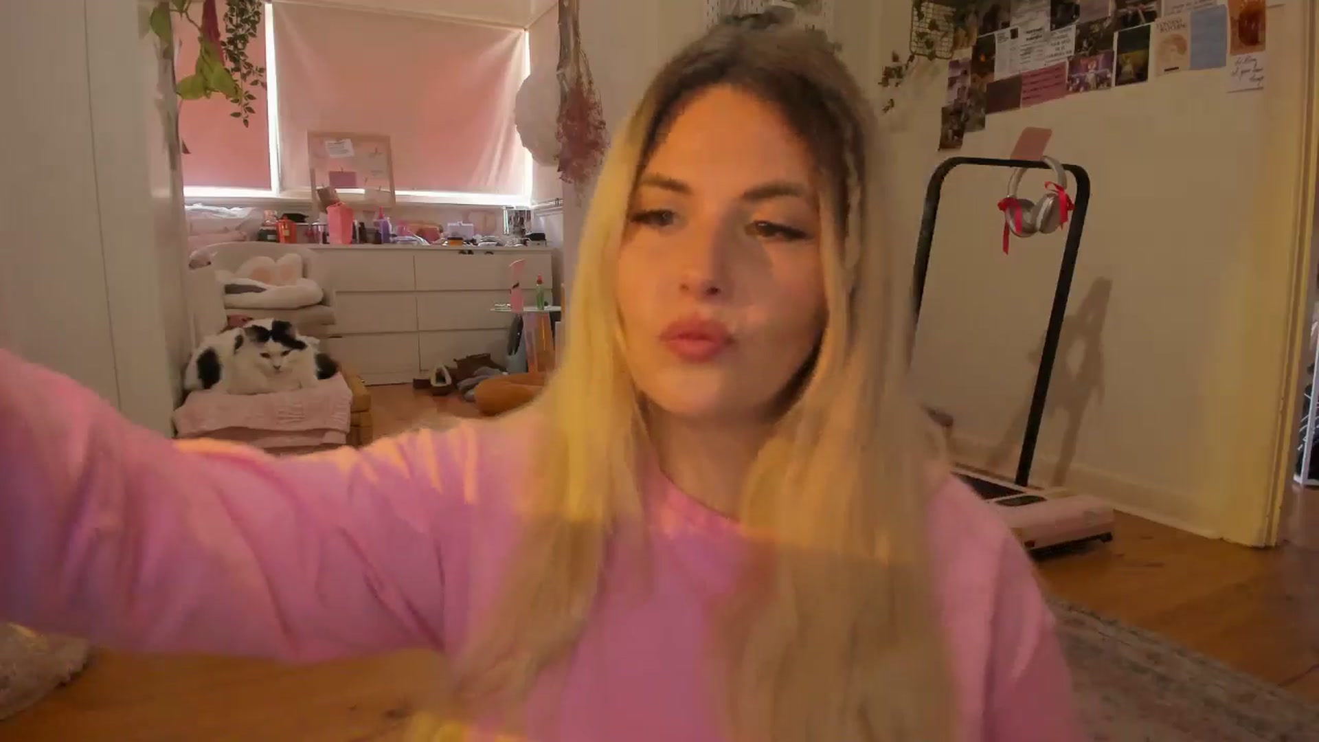 Gallery image thumbnail from Fun_Nikki's myfreecams stream on, 12/06/2024, 07:31 image 14 of 20