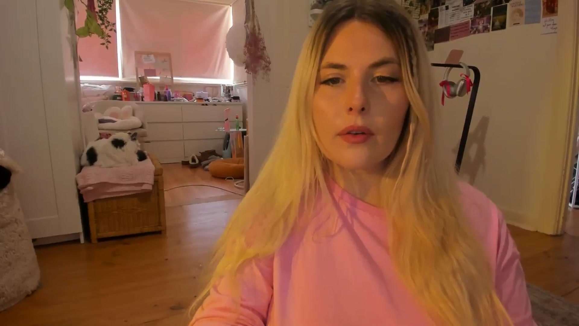 Gallery image thumbnail from Fun_Nikki's myfreecams stream on, 12/06/2024, 07:31 image 9 of 20