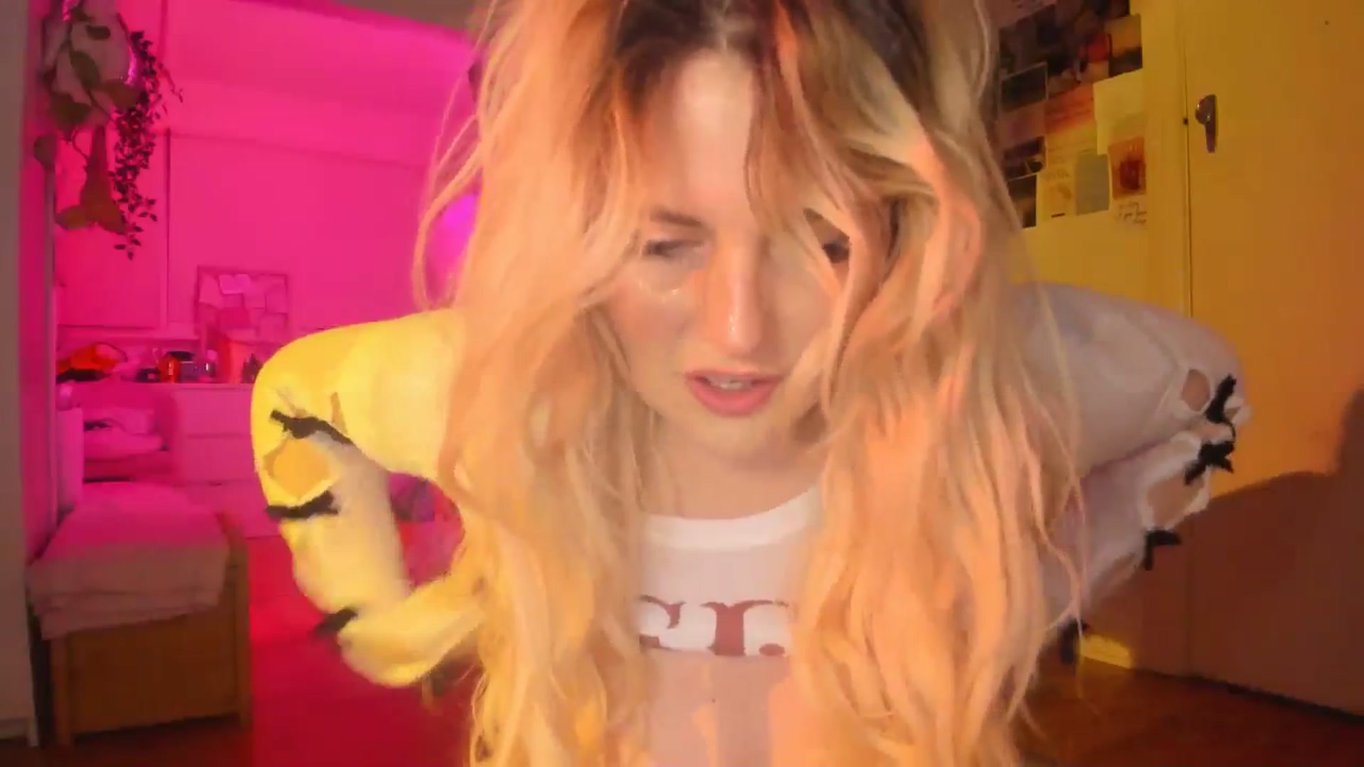 Gallery image thumbnail from Fun_Nikki's myfreecams stream on, 12/07/2024, 12:21 image 5 of 20