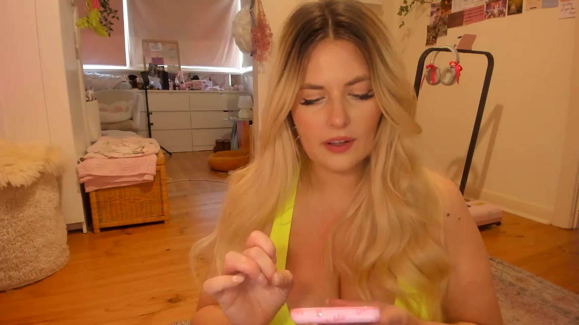 Gallery image thumbnail from Fun_Nikki's myfreecams stream on, 12/13/2024, 09:40 image 10 of 20