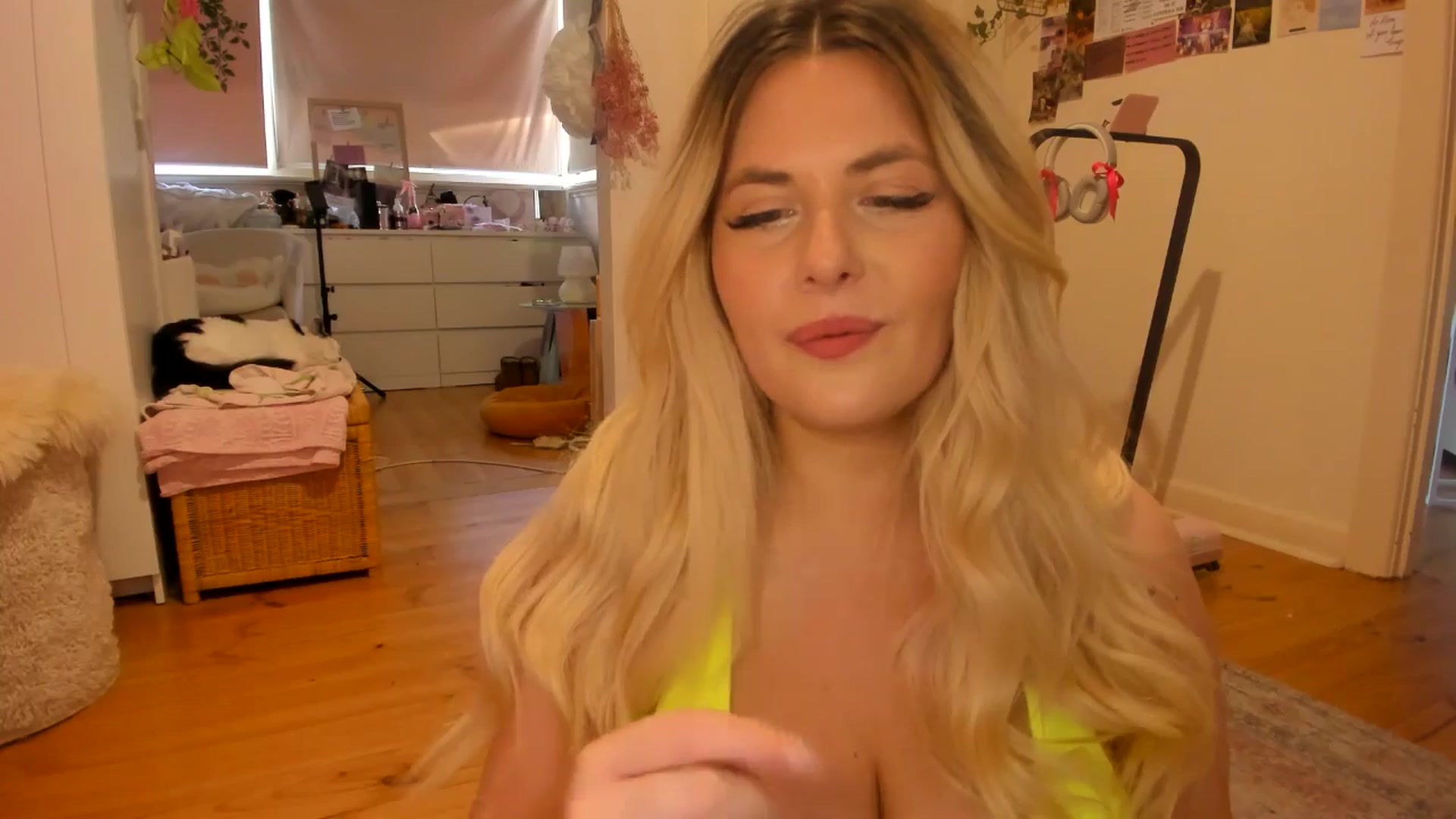 Gallery image thumbnail from Fun_Nikki's myfreecams stream on, 12/13/2024, 09:40 image 8 of 20