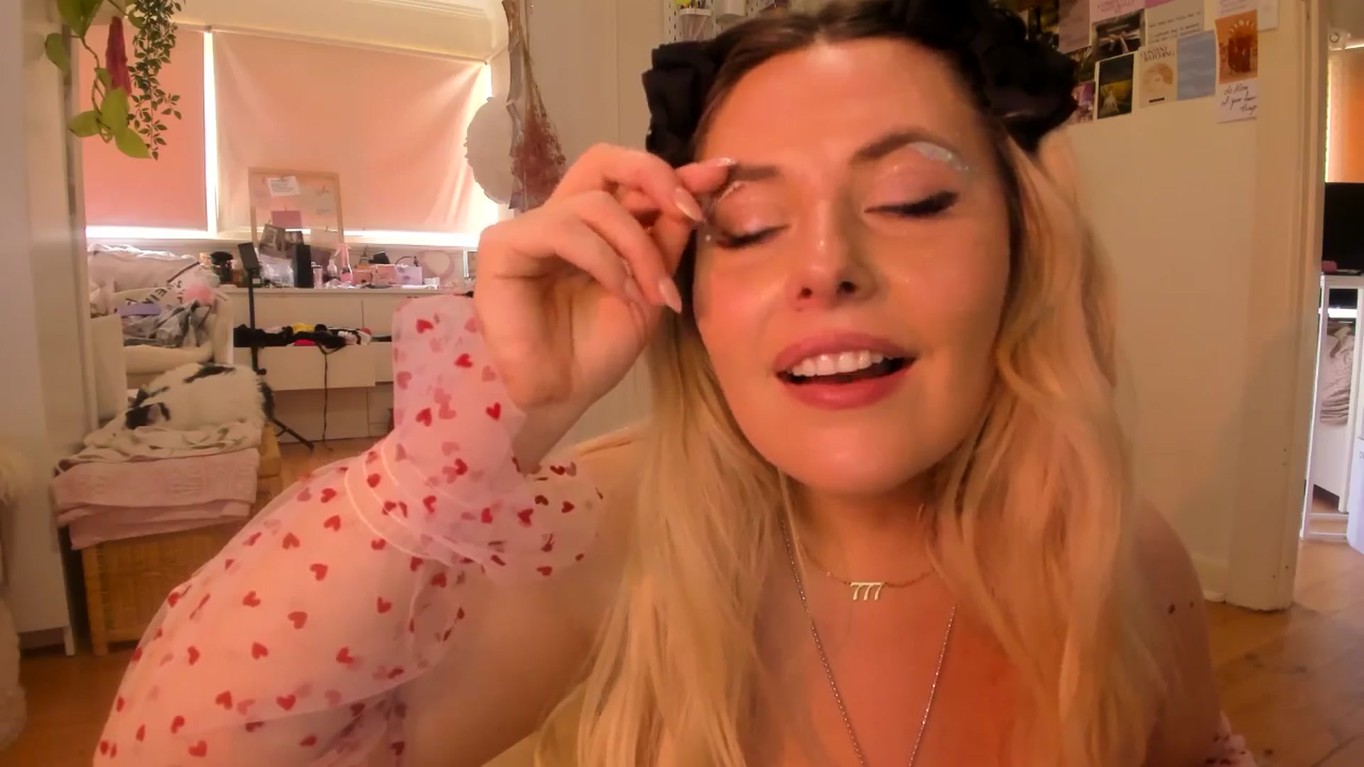 Gallery image thumbnail from Fun_Nikki's myfreecams stream on, 12/14/2024, 05:53 image 6 of 20
