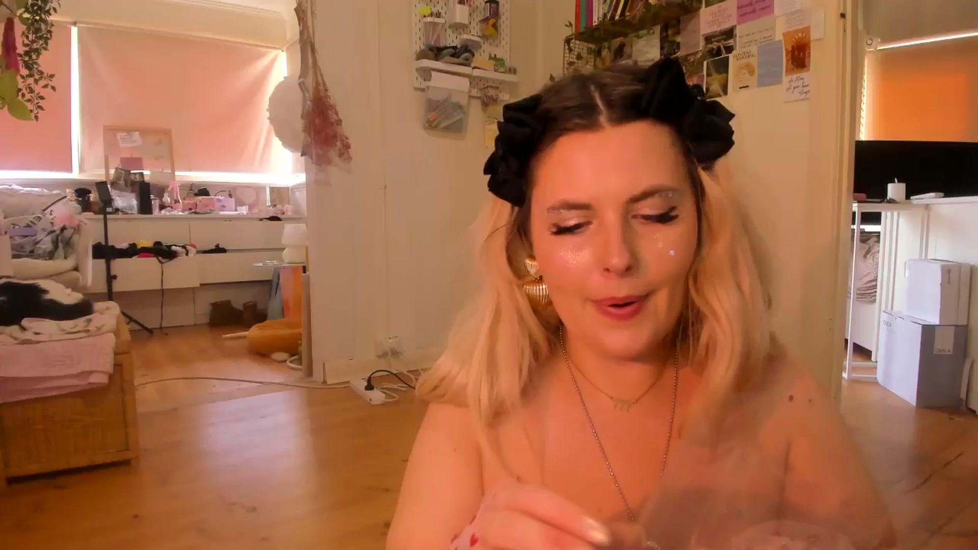 Gallery image thumbnail from Fun_Nikki's myfreecams stream on, 12/14/2024, 05:53 image 9 of 20