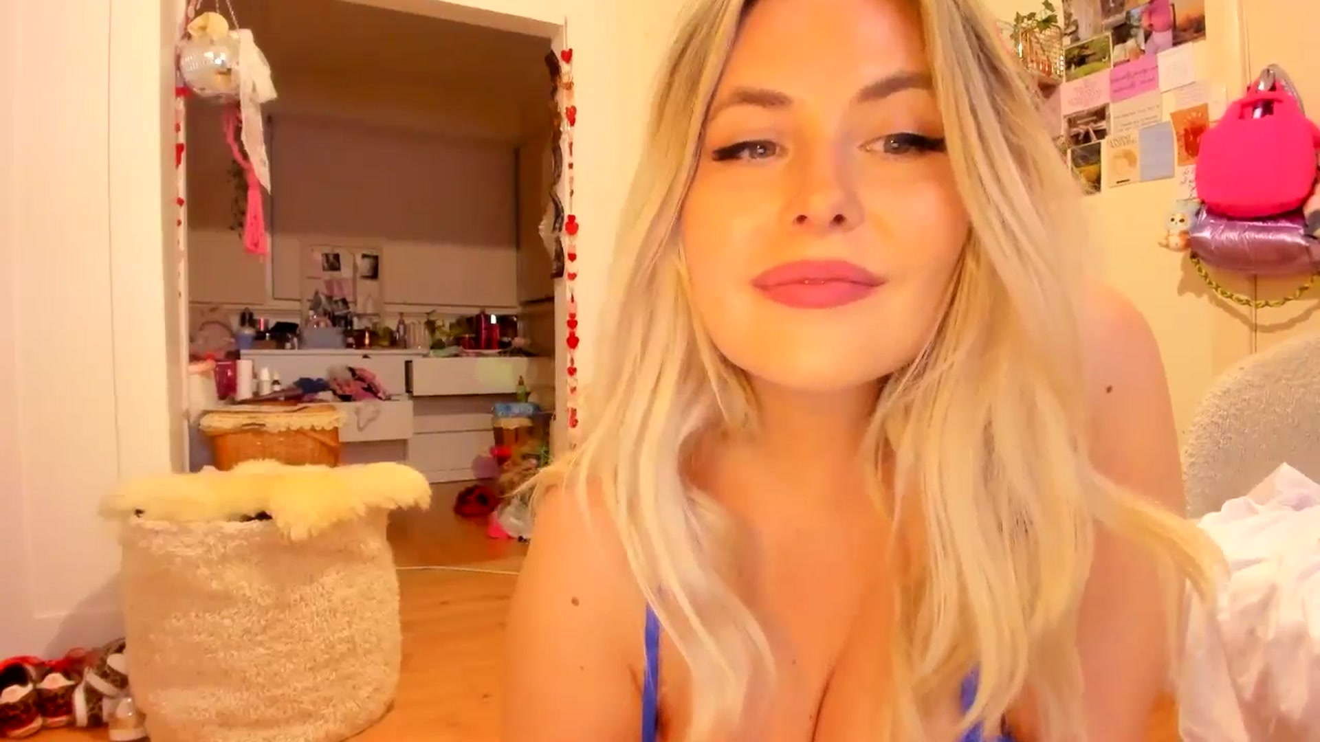 Gallery image thumbnail from Fun_Nikki's myfreecams stream on, 04/12/2025, 11:27 image 9 of 20