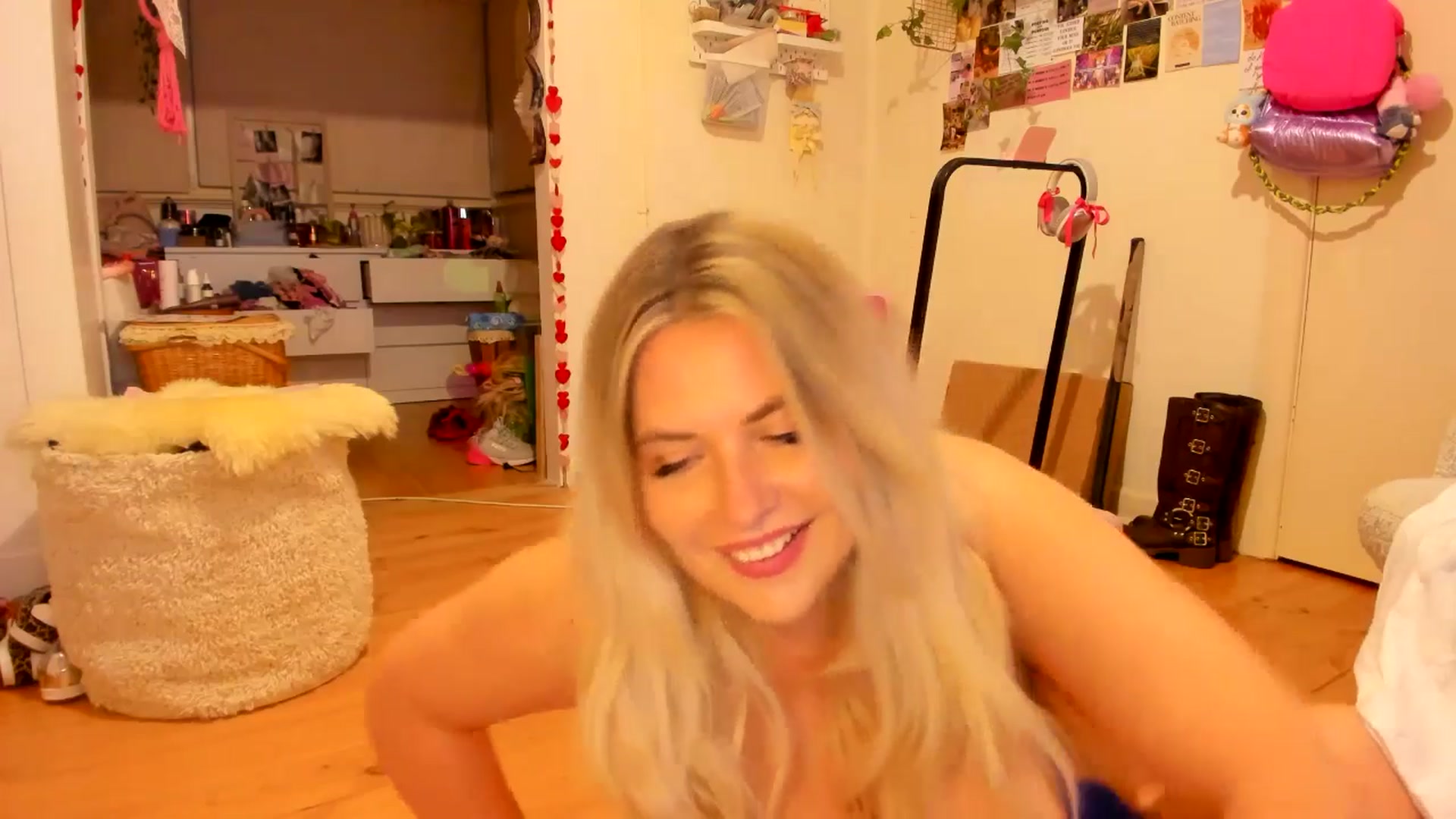 Gallery image thumbnail from Fun_Nikki's myfreecams stream on, 04/12/2025, 11:38 image 18 of 20