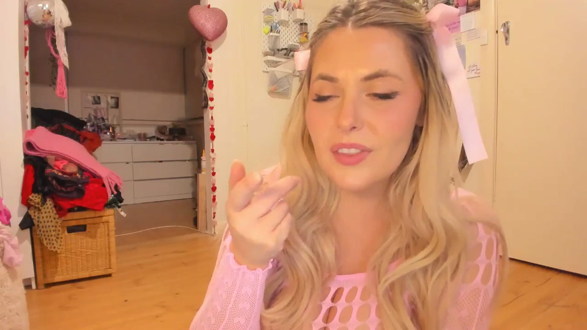 Gallery image thumbnail from Fun_Nikki's myfreecams stream on, 05/03/2025, 12:38 image 12 of 20