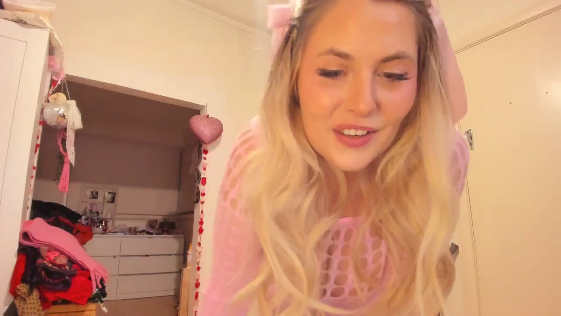 Gallery image thumbnail from Fun_Nikki's myfreecams stream on, 05/03/2025, 12:38 image 16 of 20