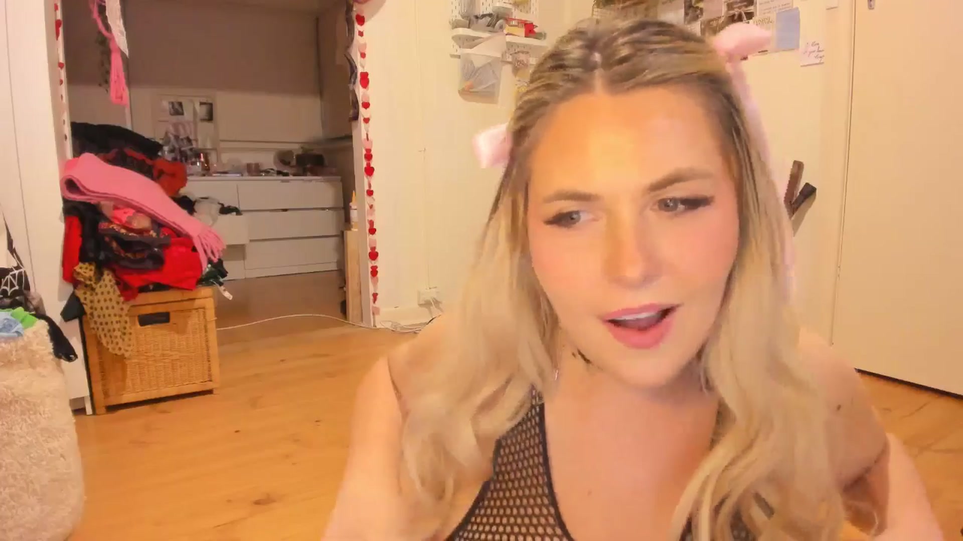 Gallery image thumbnail from Fun_Nikki's myfreecams stream on, 05/03/2025, 12:38 image 9 of 20