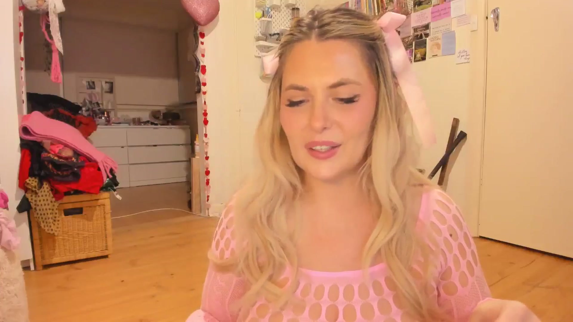 Gallery image thumbnail from Fun_Nikki's myfreecams stream on, 05/03/2025, 12:38 image 15 of 20