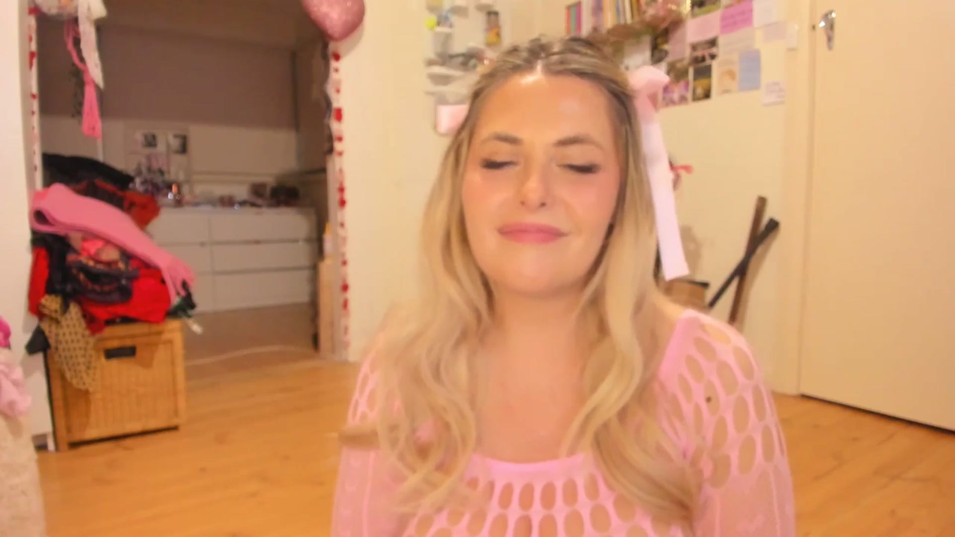Gallery image thumbnail from Fun_Nikki's myfreecams stream on, 05/03/2025, 12:38 image 14 of 20